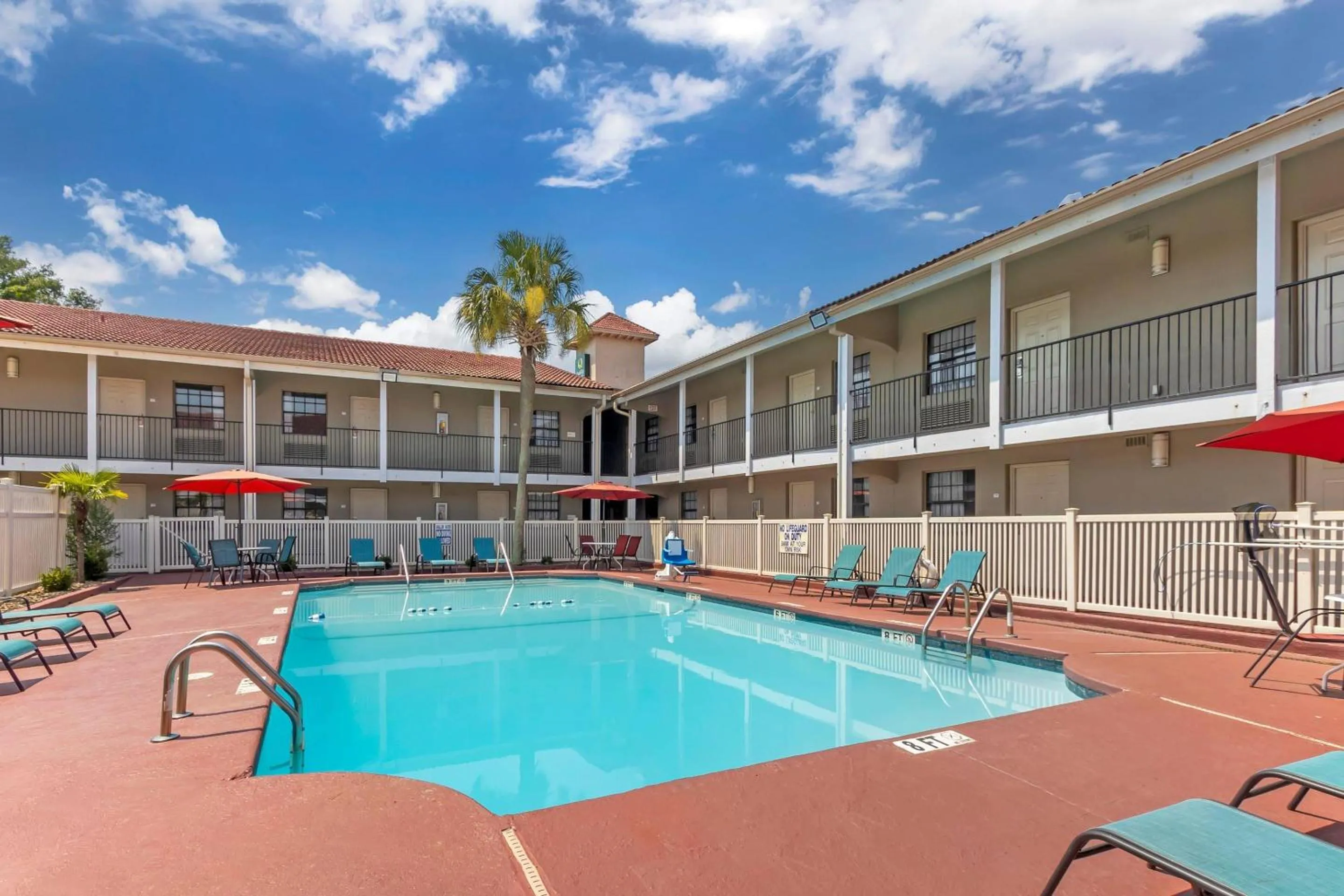 Swimming pool in Quality Inn & Suites North Charleston - Ashley Phosphate