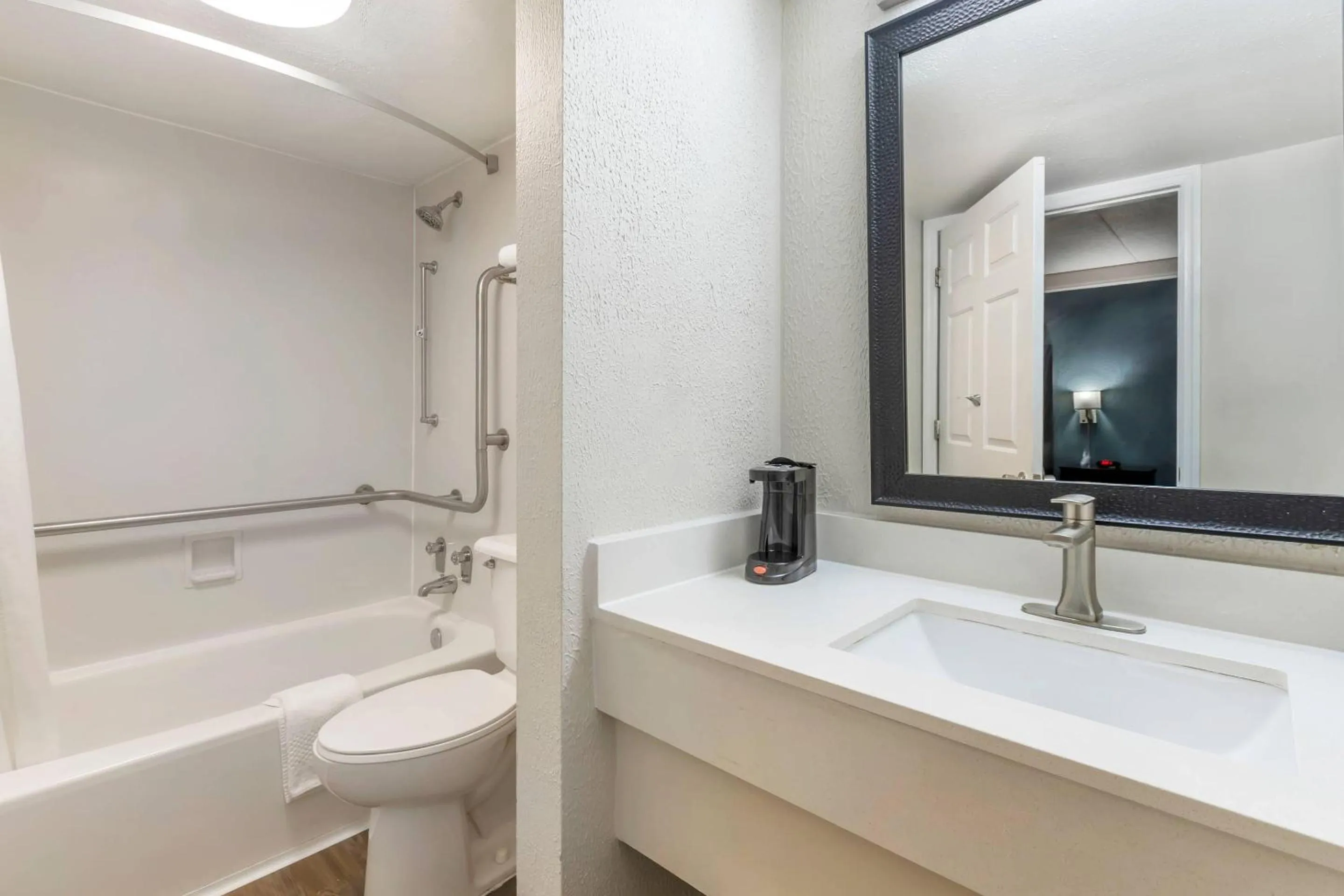 Bedroom in Quality Inn & Suites North Charleston - Ashley Phosphate