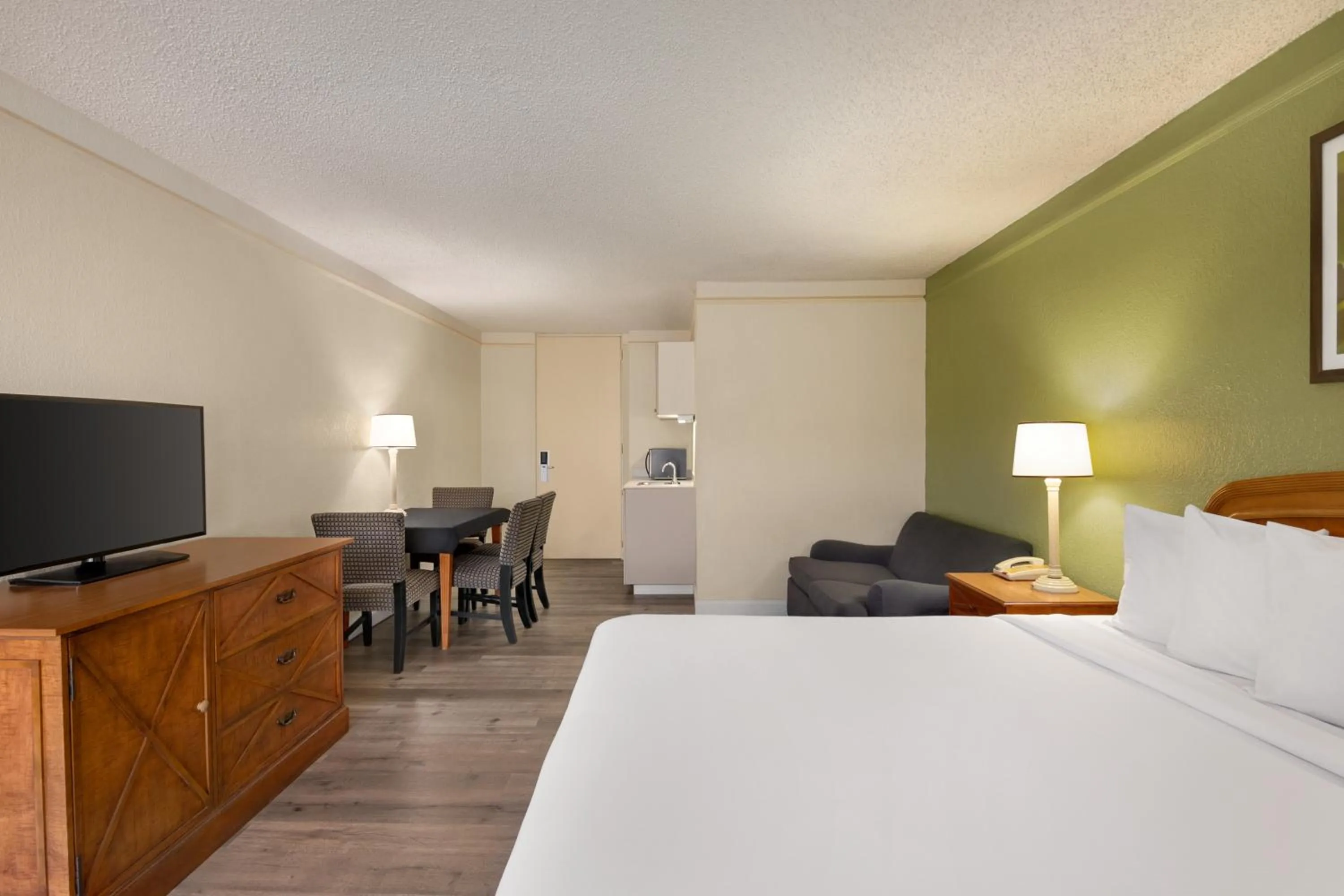 Photo of the whole room, Bed in Baymont by Wyndham Intl Speedway I-95 Daytona Beach