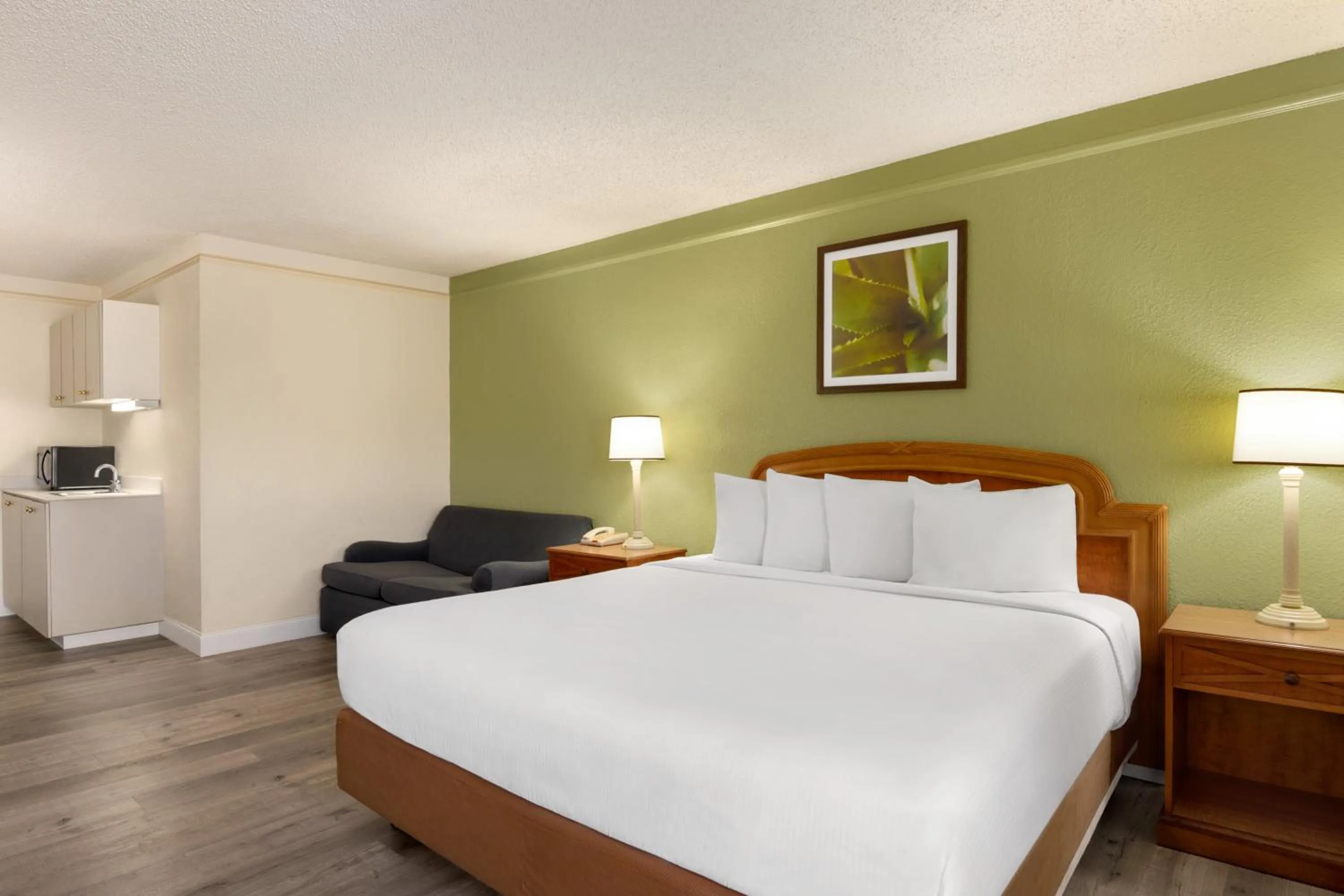 Bed in Baymont by Wyndham Intl Speedway I-95 Daytona Beach