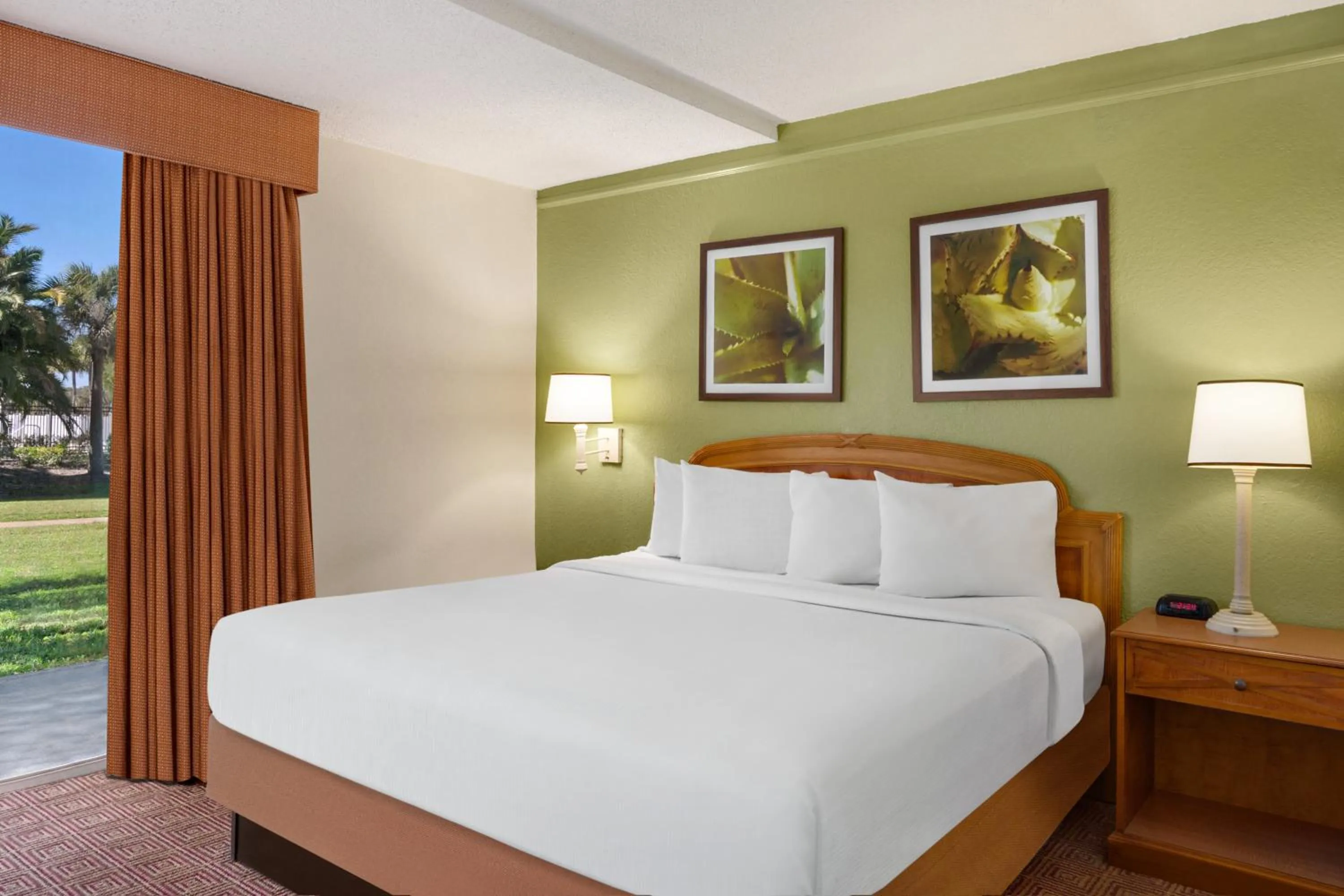 Bed in Baymont by Wyndham Intl Speedway I-95 Daytona Beach