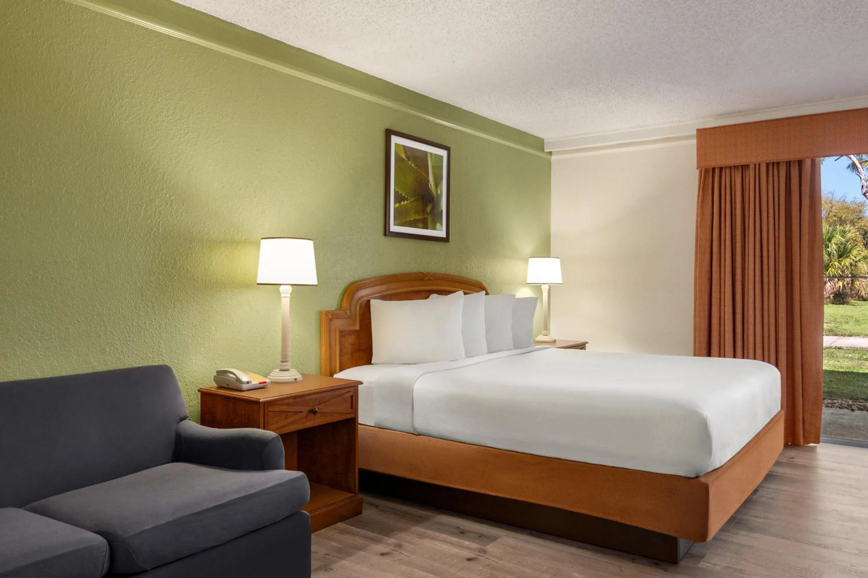 Bed in Baymont by Wyndham Intl Speedway I-95 Daytona Beach