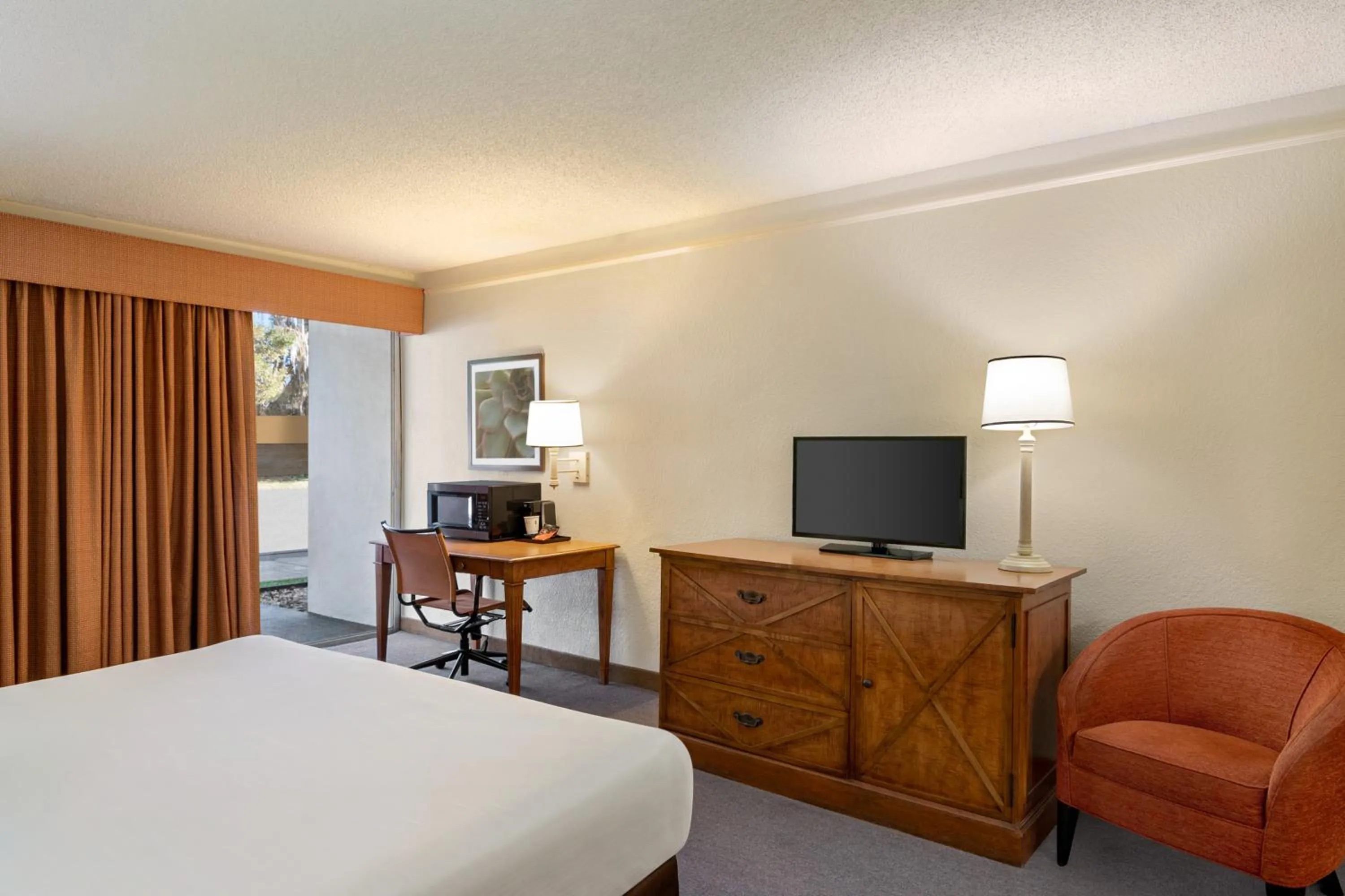 TV and multimedia, Bed in Baymont by Wyndham Intl Speedway I-95 Daytona Beach