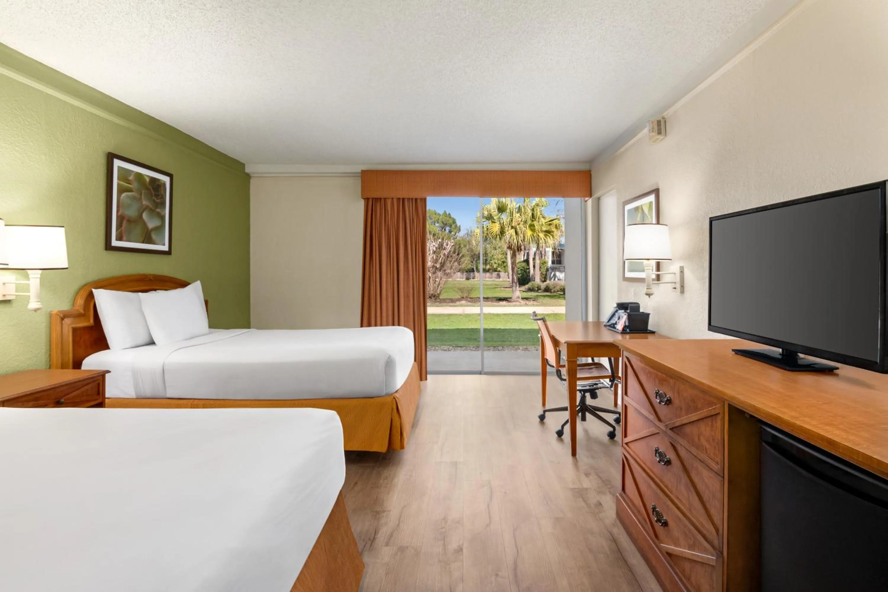 Photo of the whole room, Bed in Baymont by Wyndham Intl Speedway I-95 Daytona Beach