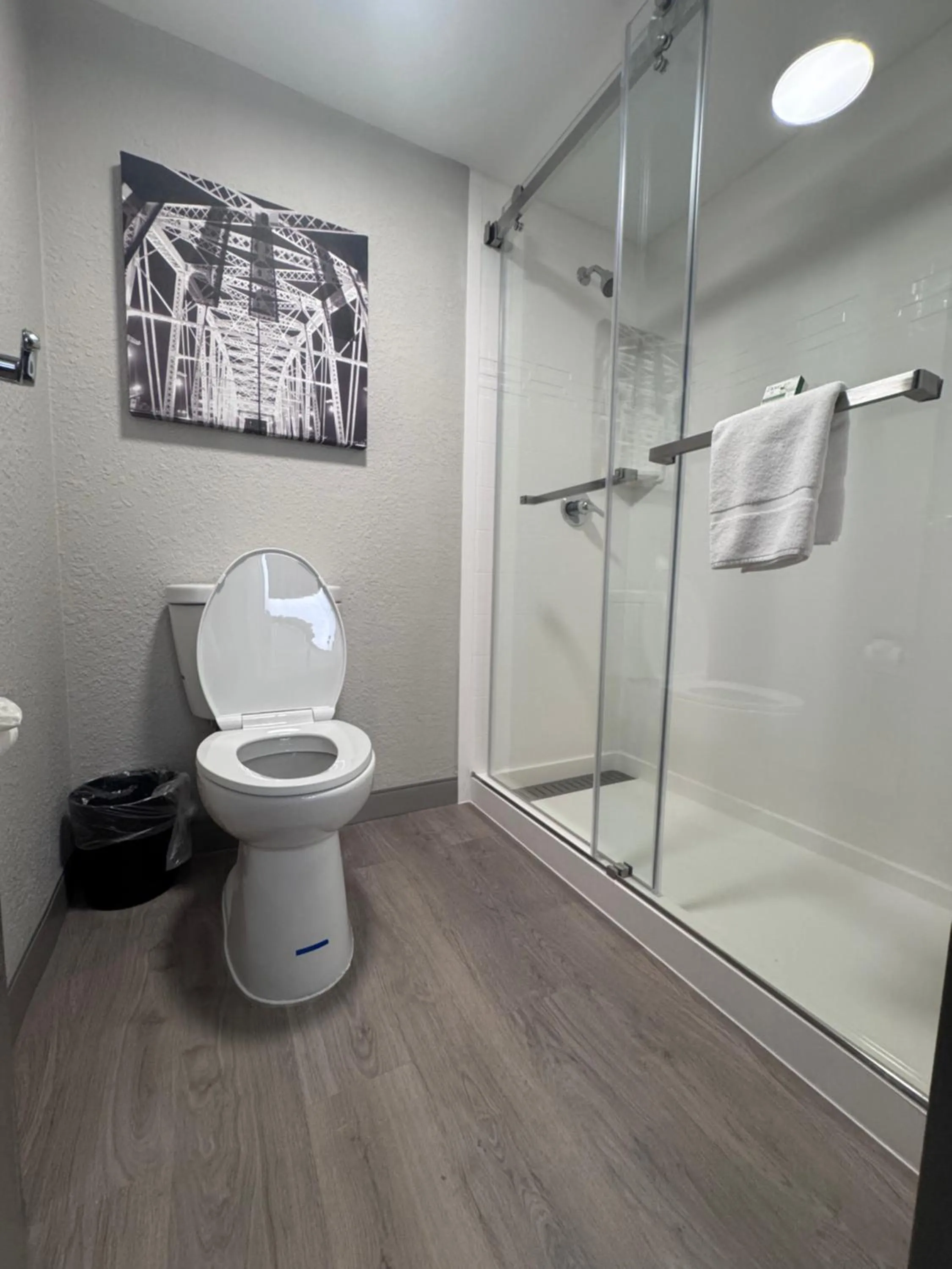 Bathroom in La Quinta by Wyndham Nashville Airport/Opryland