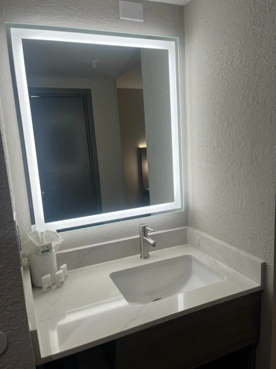 Bathroom in La Quinta by Wyndham Nashville Airport/Opryland