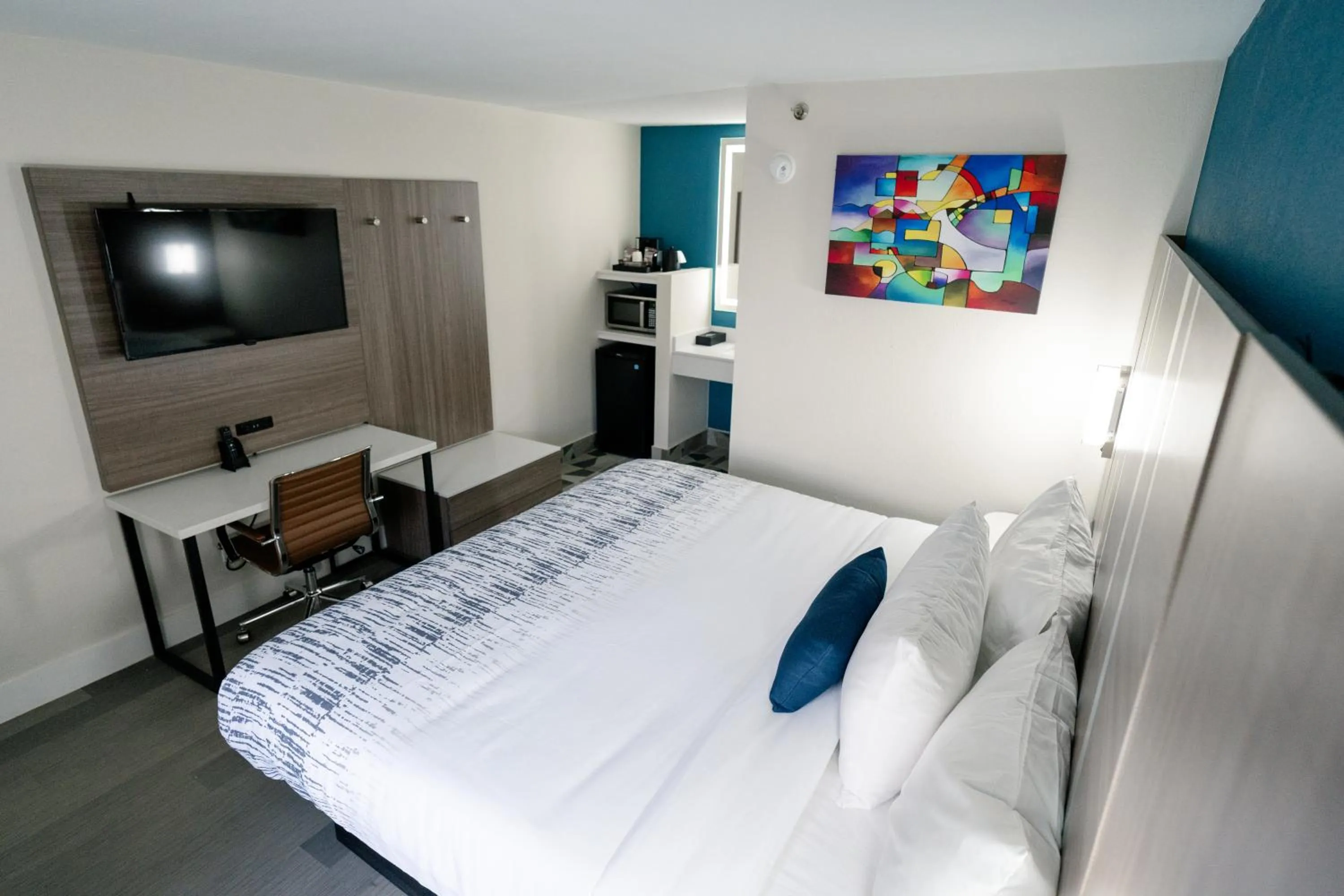 Communal lounge/ TV room in SerenityStay Chattanooga Hamilton Place