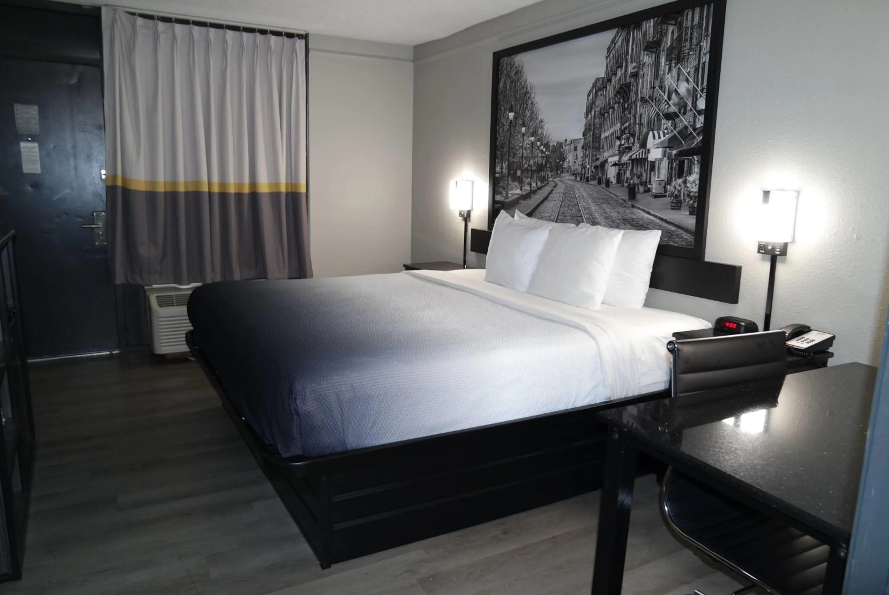 Photo of the whole room, Bed in Super 8 by Wyndham Savannah