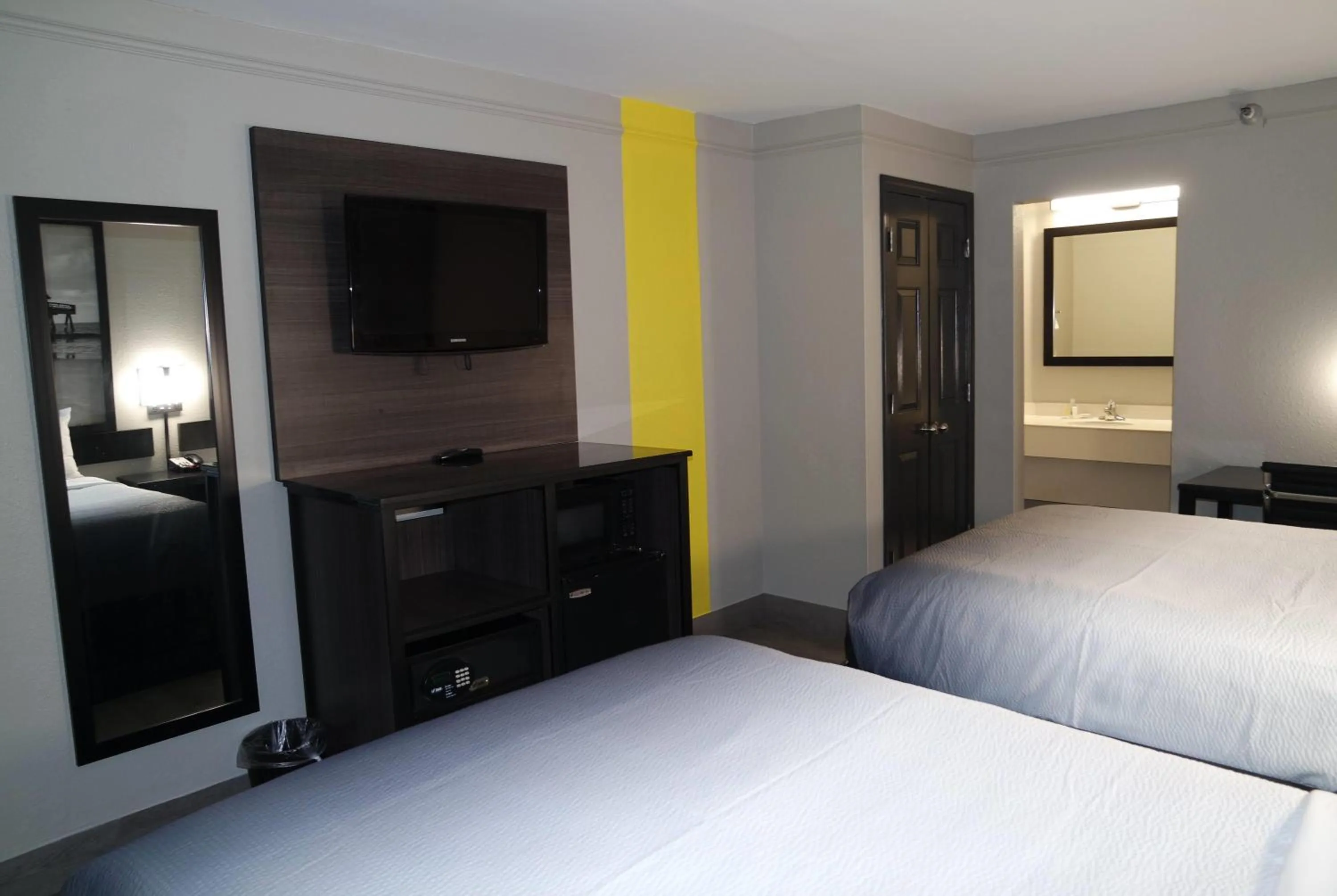 Bed in Super 8 by Wyndham Savannah