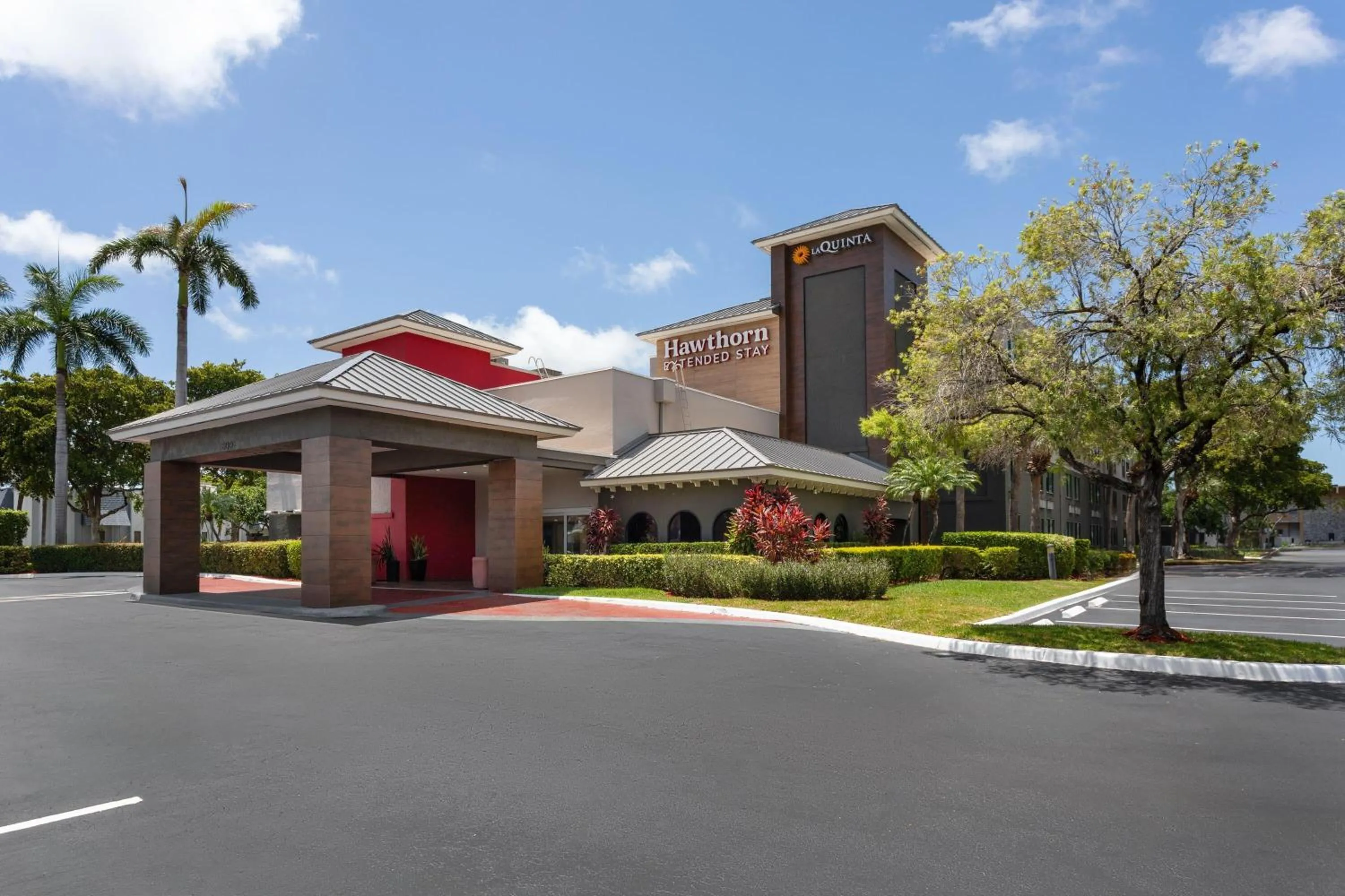Property building in La Quinta by Wyndham Ft Lauderdale Cypress Creek