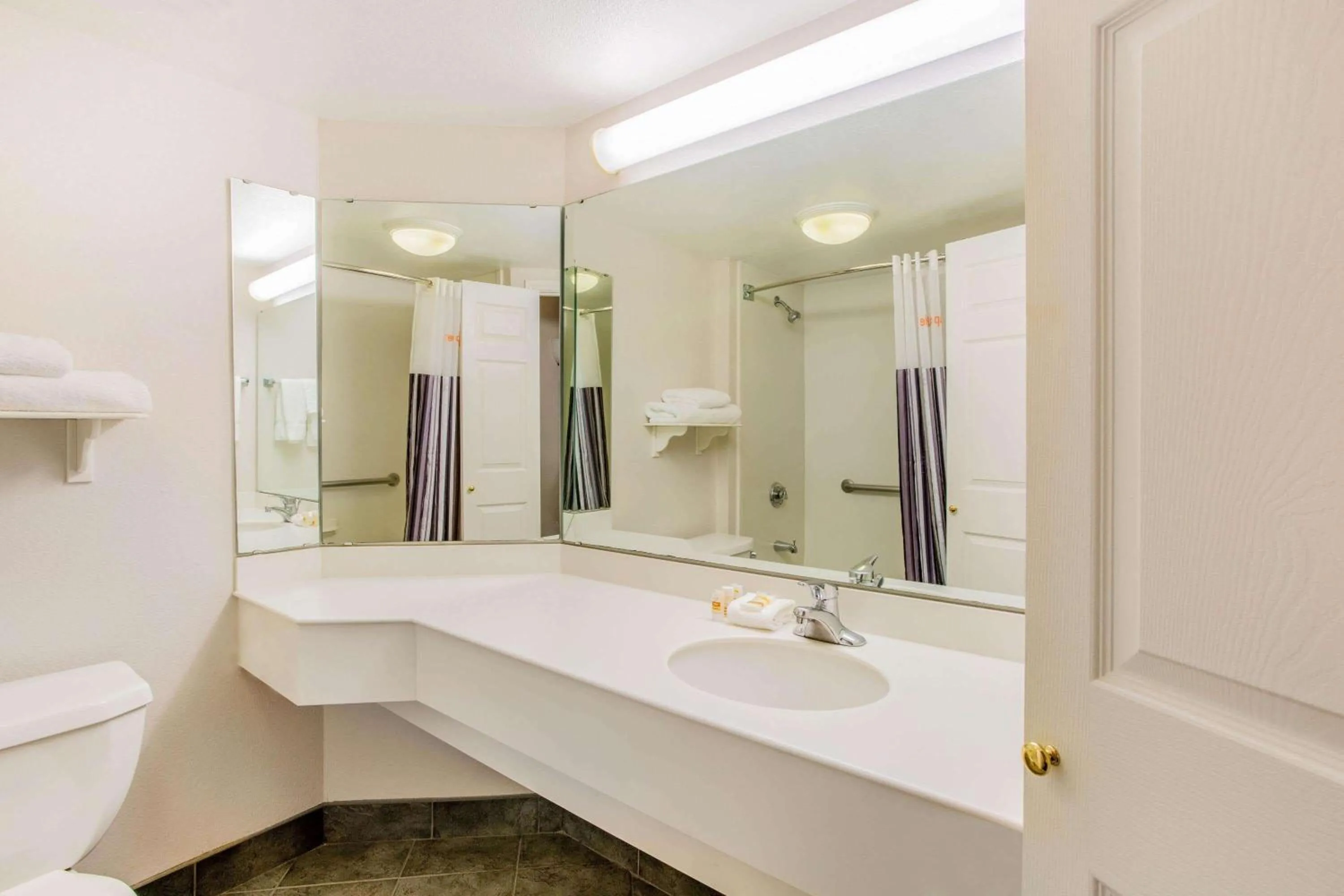 Bathroom in La Quinta by Wyndham Raleigh Durham Intl AP
