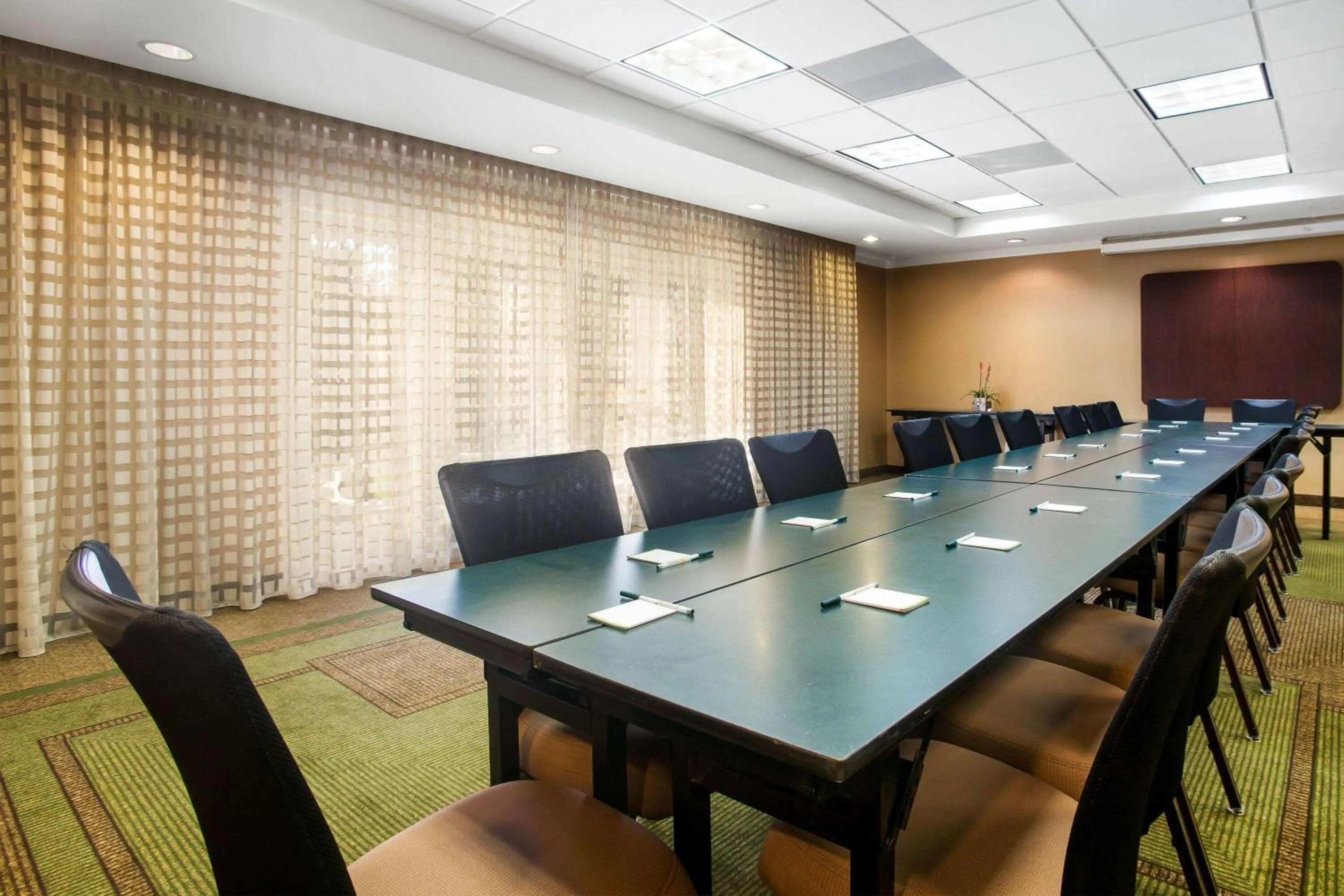 Meeting/conference room in La Quinta by Wyndham Austin Southwest