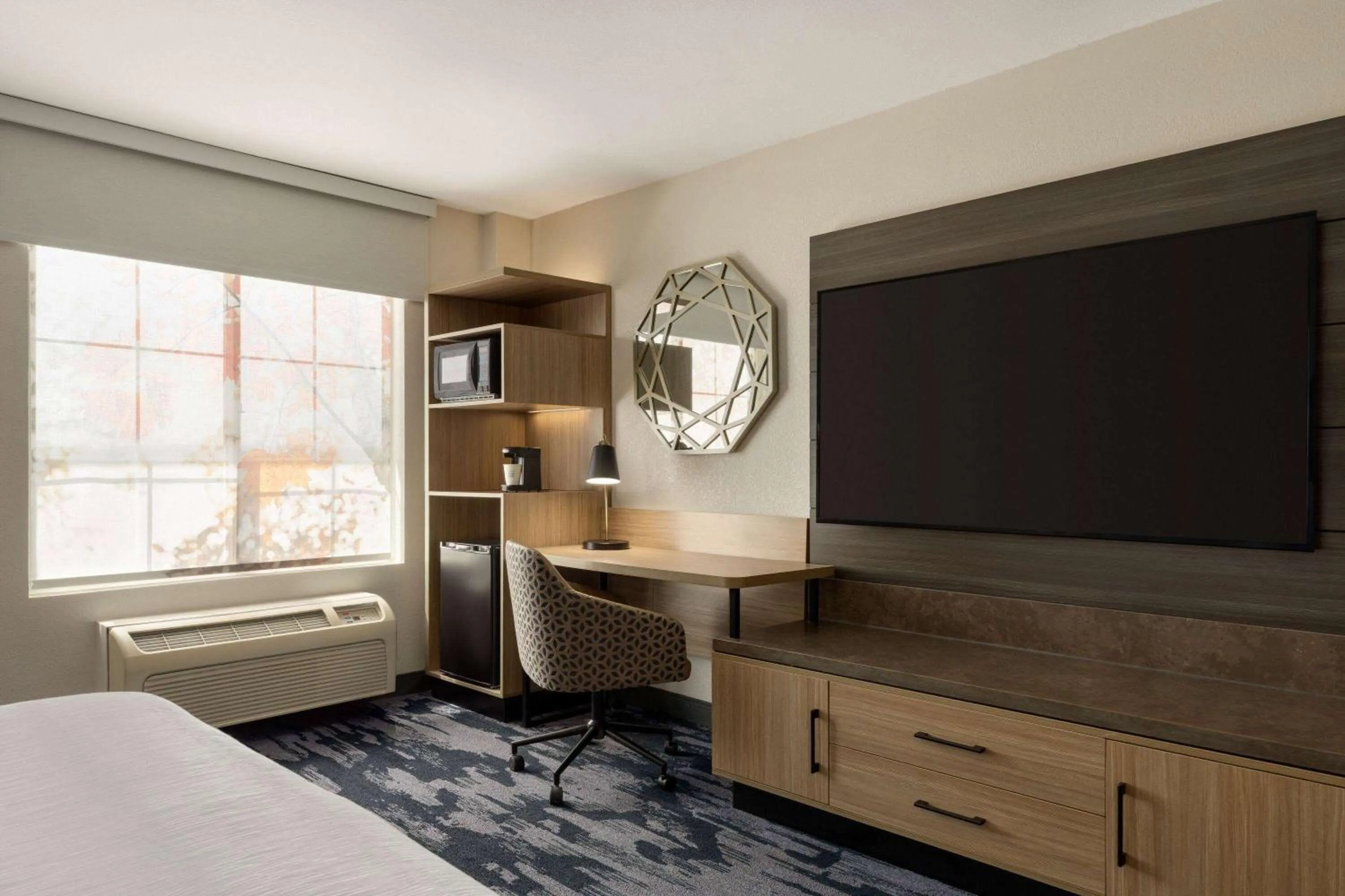 Photo of the whole room, Bed in La Quinta by Wyndham Austin Southwest