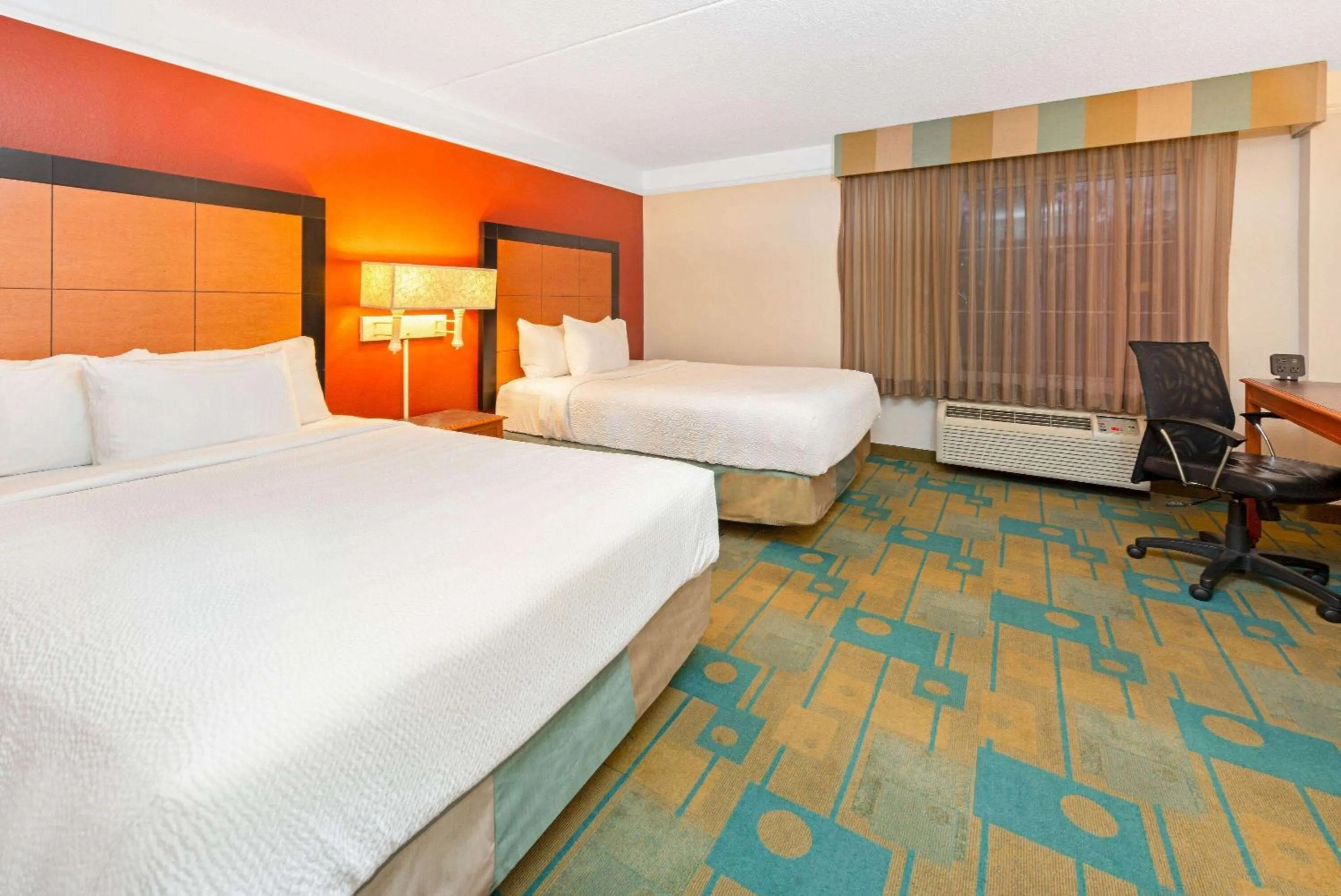 Photo of the whole room, Bed in La Quinta by Wyndham USF (Near Busch Gardens)