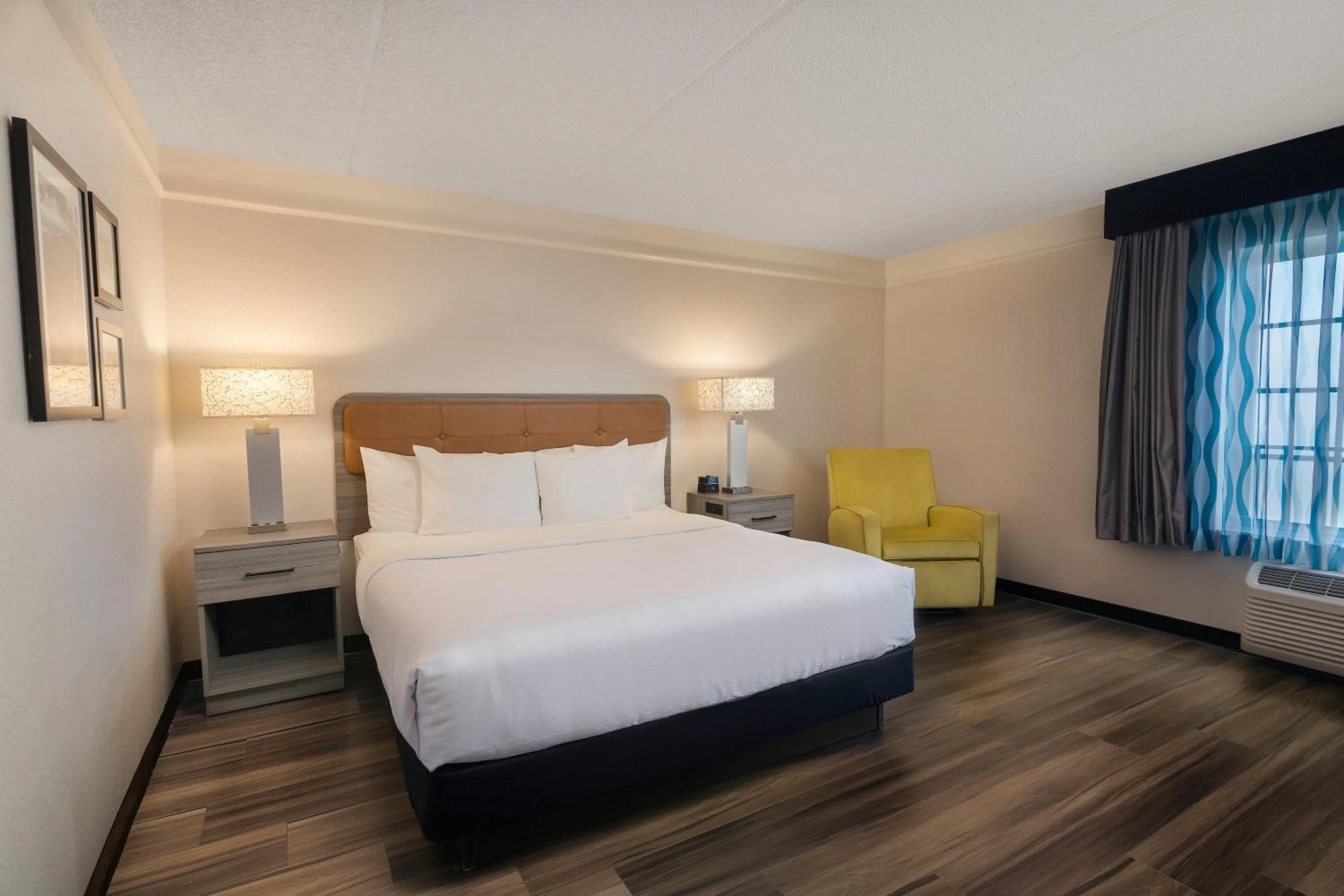 Bedroom, Bed in La Quinta by Wyndham Miami Airport West