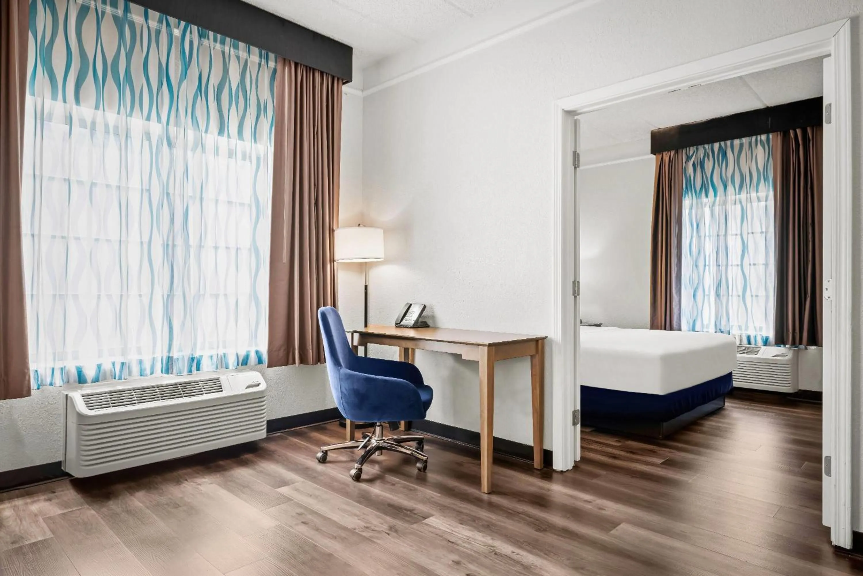 Photo of the whole room, Bed in La Quinta by Wyndham Miami Airport West