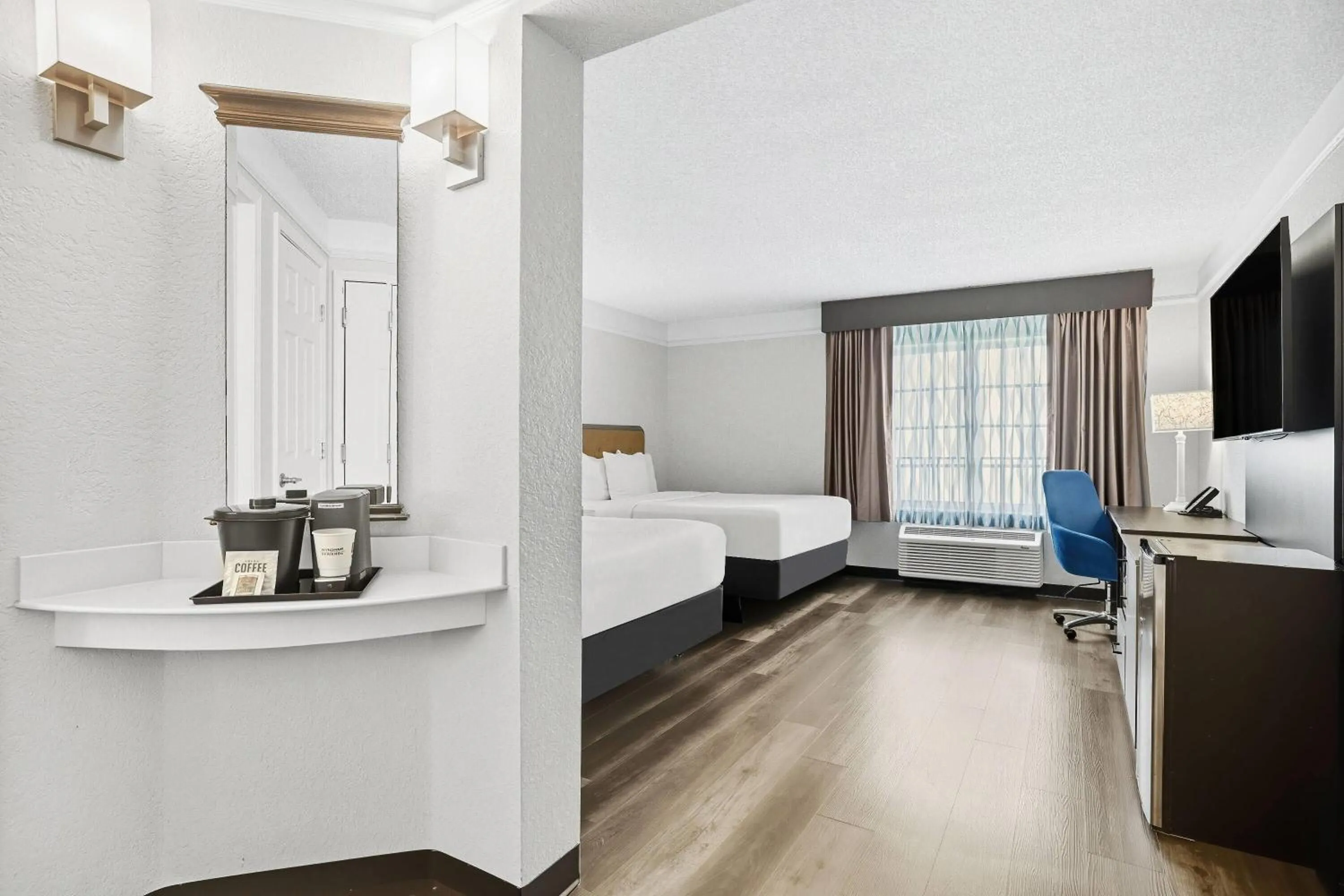 Bed in La Quinta by Wyndham Miami Airport West