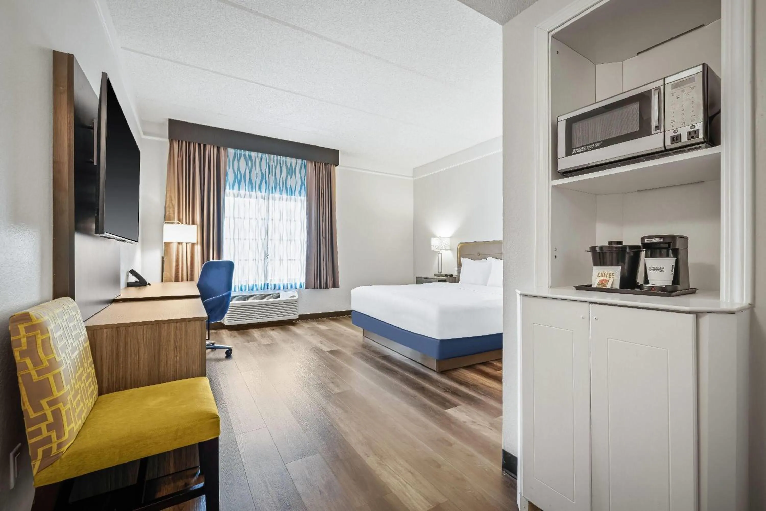 Bed in La Quinta by Wyndham Miami Airport West