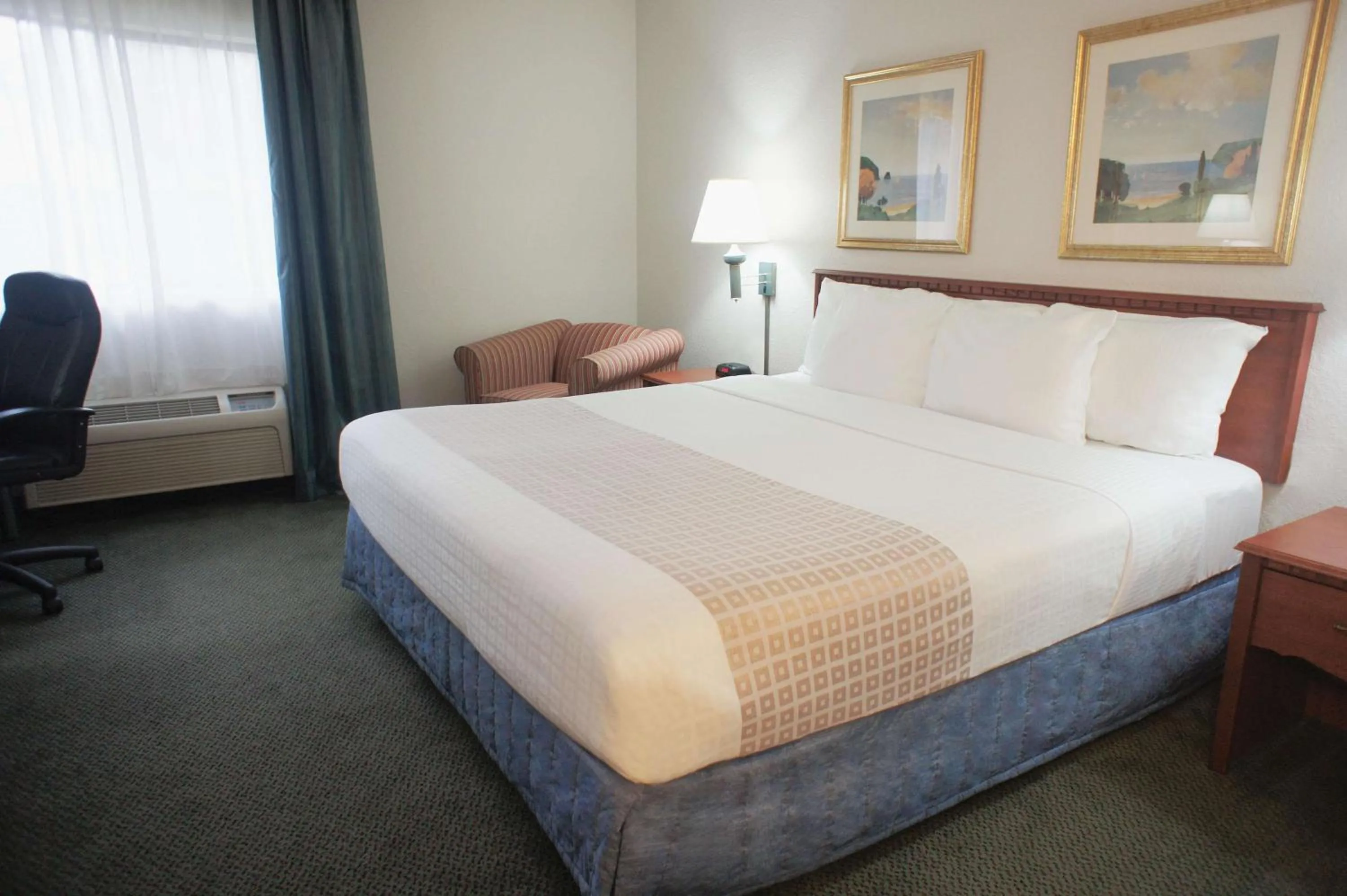 Photo of the whole room, Bed in La Quinta Inn by Wyndham Ft. Lauderdale Tamarac East