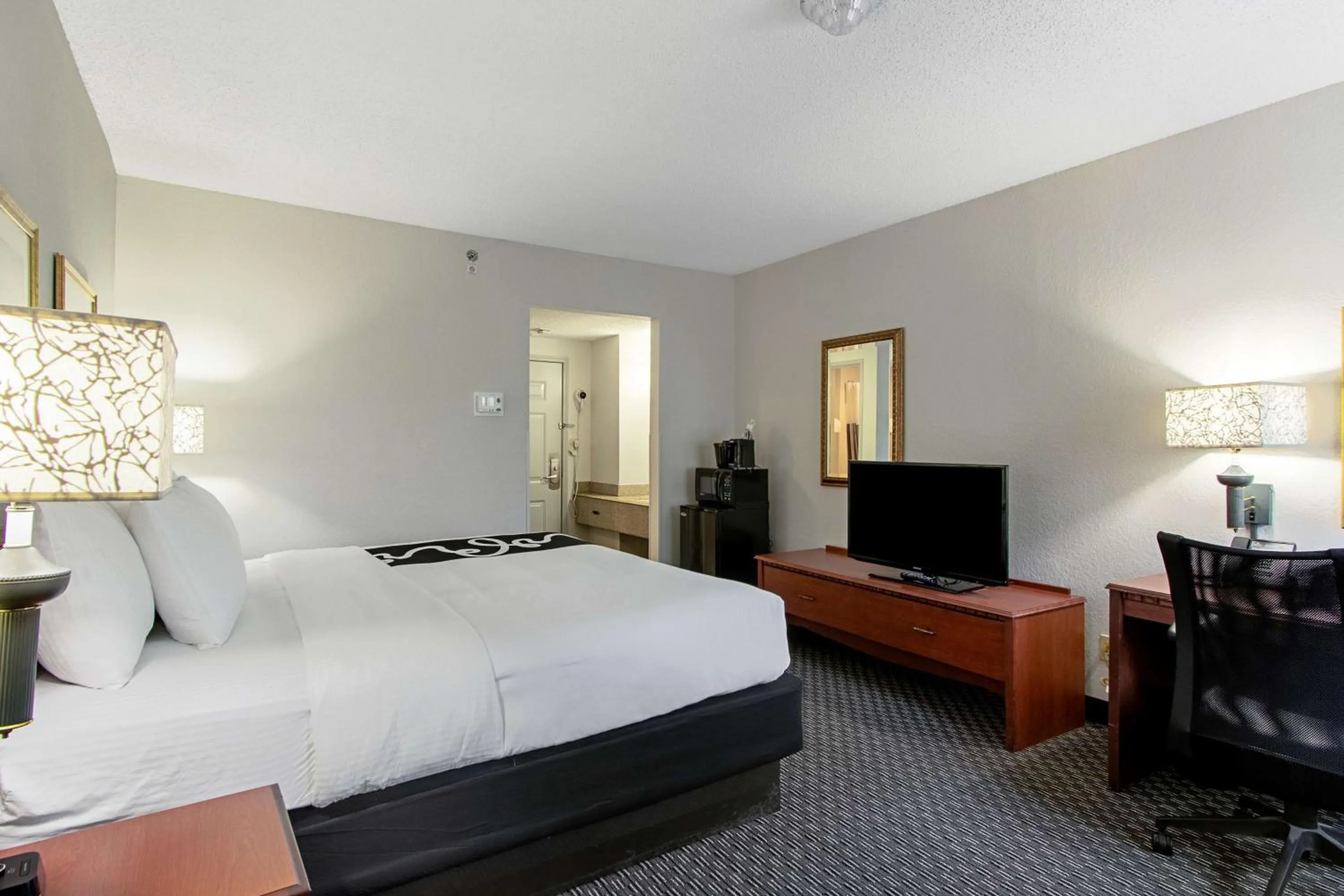 Photo of the whole room, Bed in La Quinta Inn by Wyndham Ft. Lauderdale Tamarac East