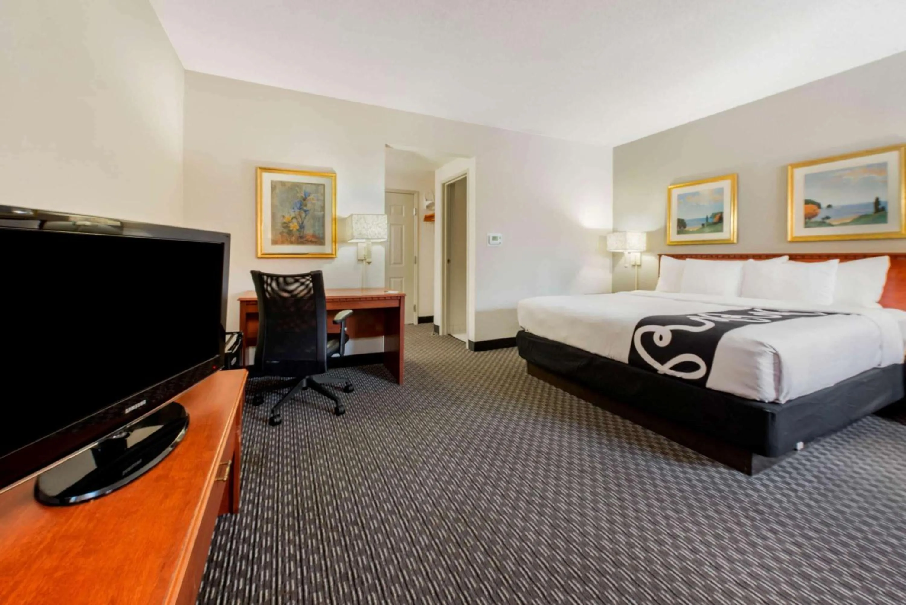 Photo of the whole room, Bed in La Quinta Inn by Wyndham Ft. Lauderdale Tamarac East