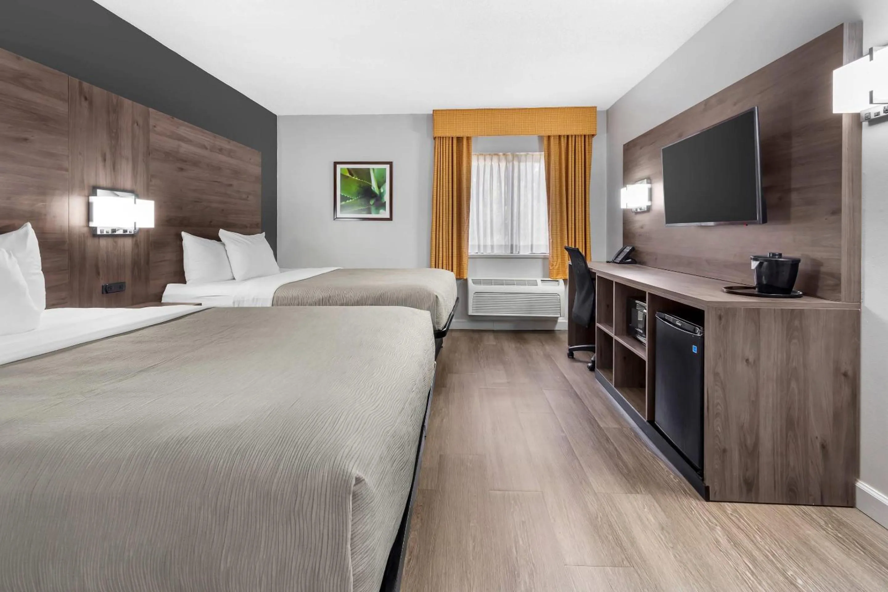 Bedroom, Bed in Quality Inn & Suites Raleigh Durham Airport