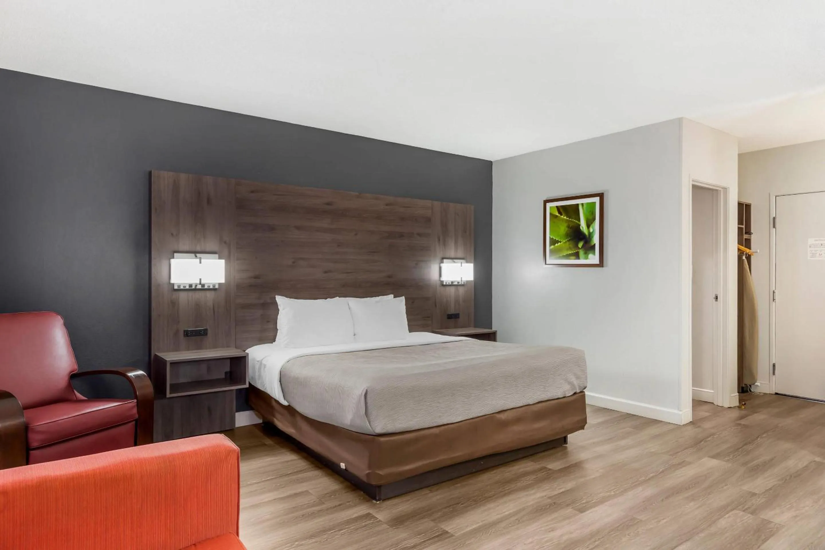 Bedroom, Bed in Quality Inn & Suites Raleigh Durham Airport