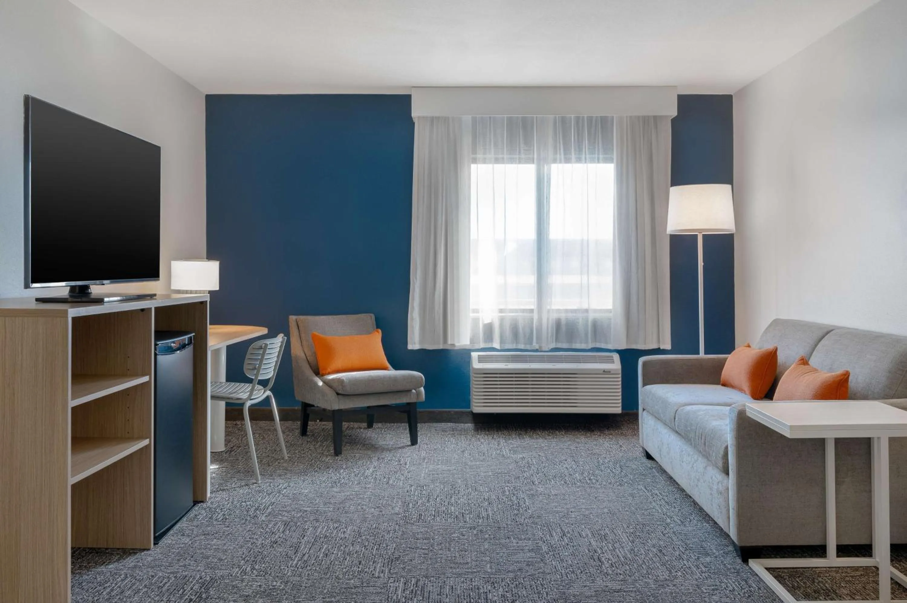 Living room, Bed in La Quinta by Wyndham Savannah Southside