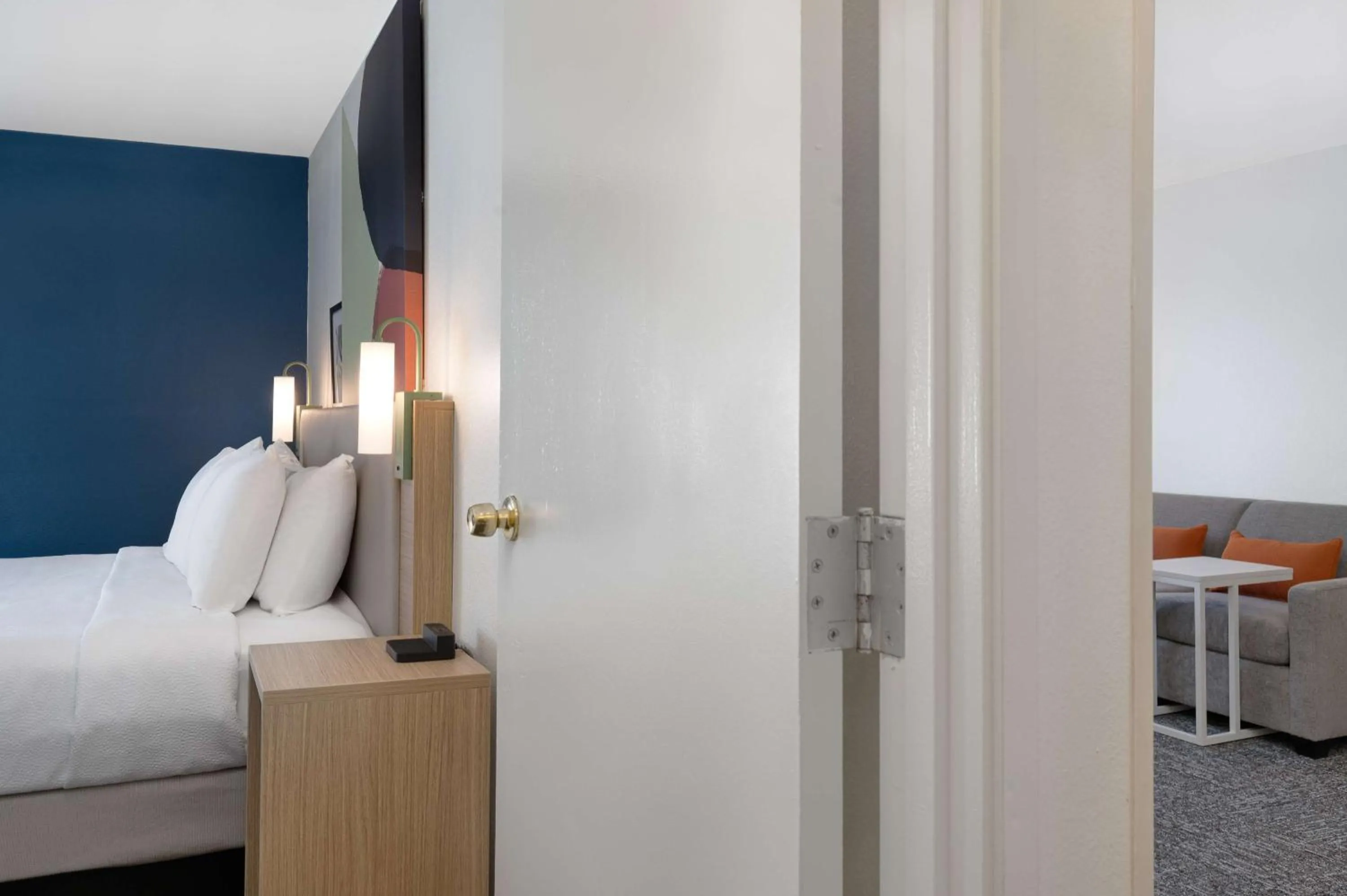 Living room, Bed in La Quinta by Wyndham Savannah Southside