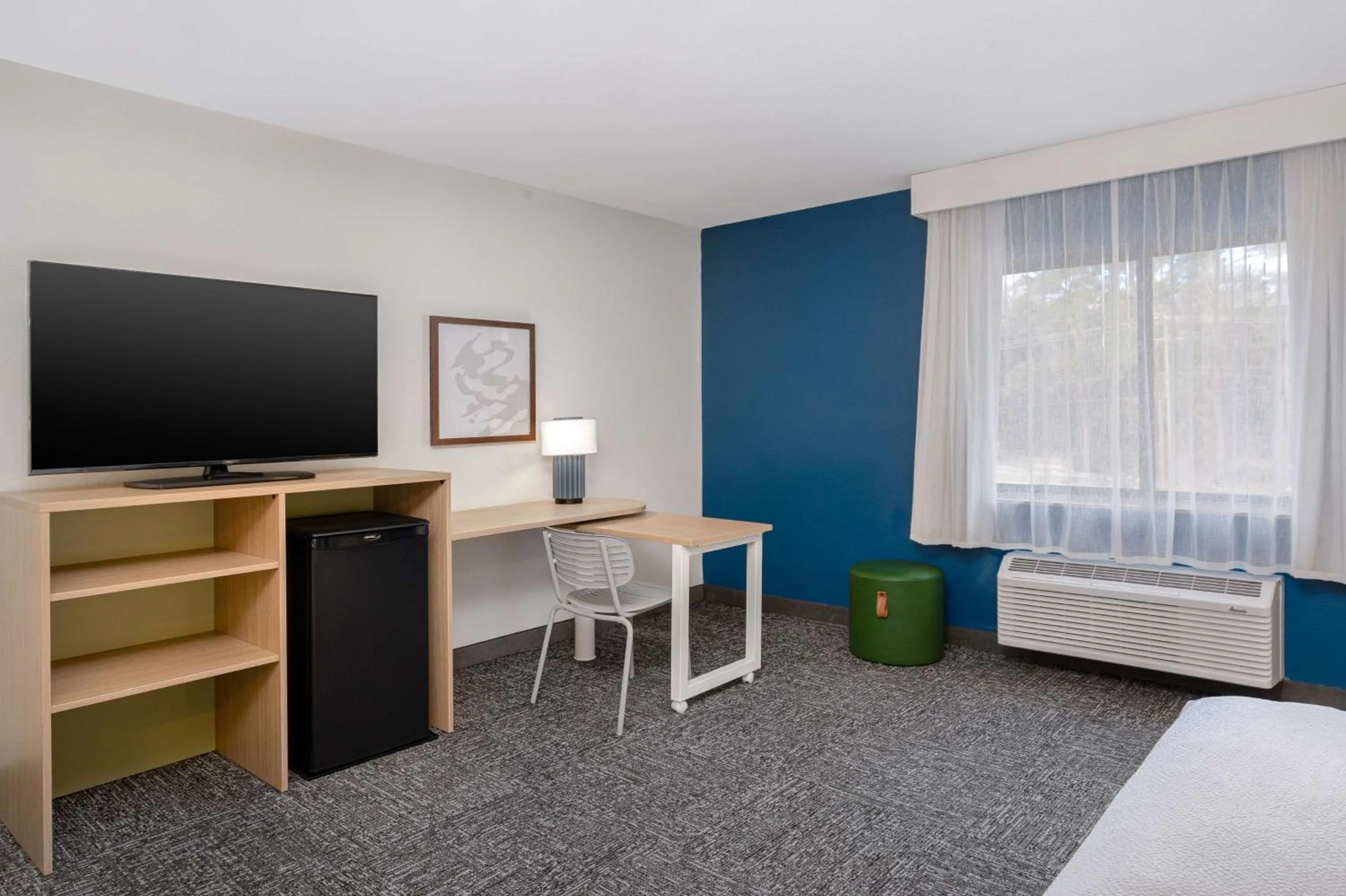 Bedroom, Bed in La Quinta by Wyndham Savannah Southside