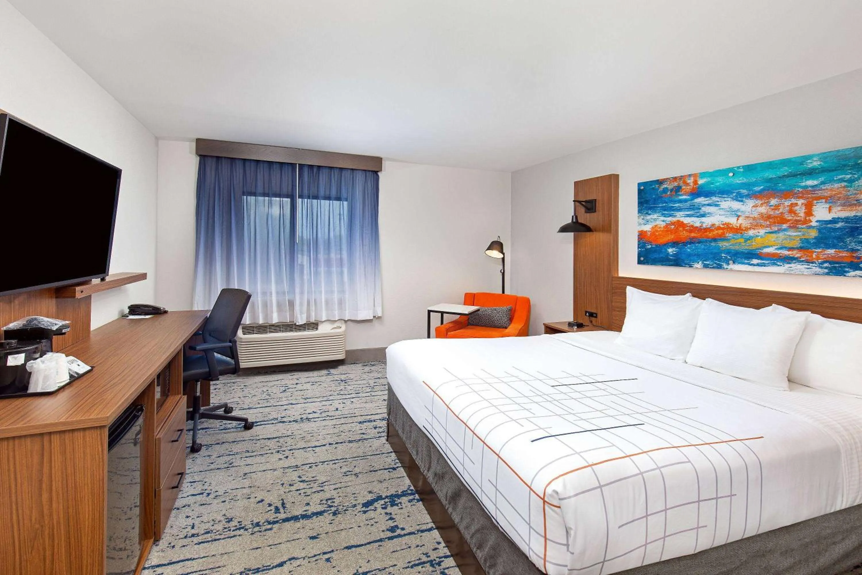 Bed in La Quinta by Wyndham Nashville Airport