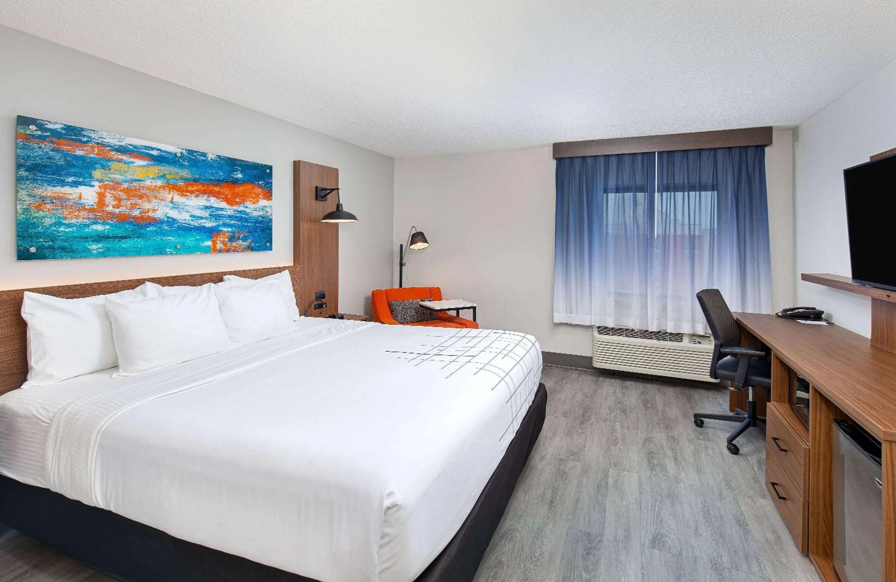 Photo of the whole room, Bed in La Quinta by Wyndham Nashville Airport