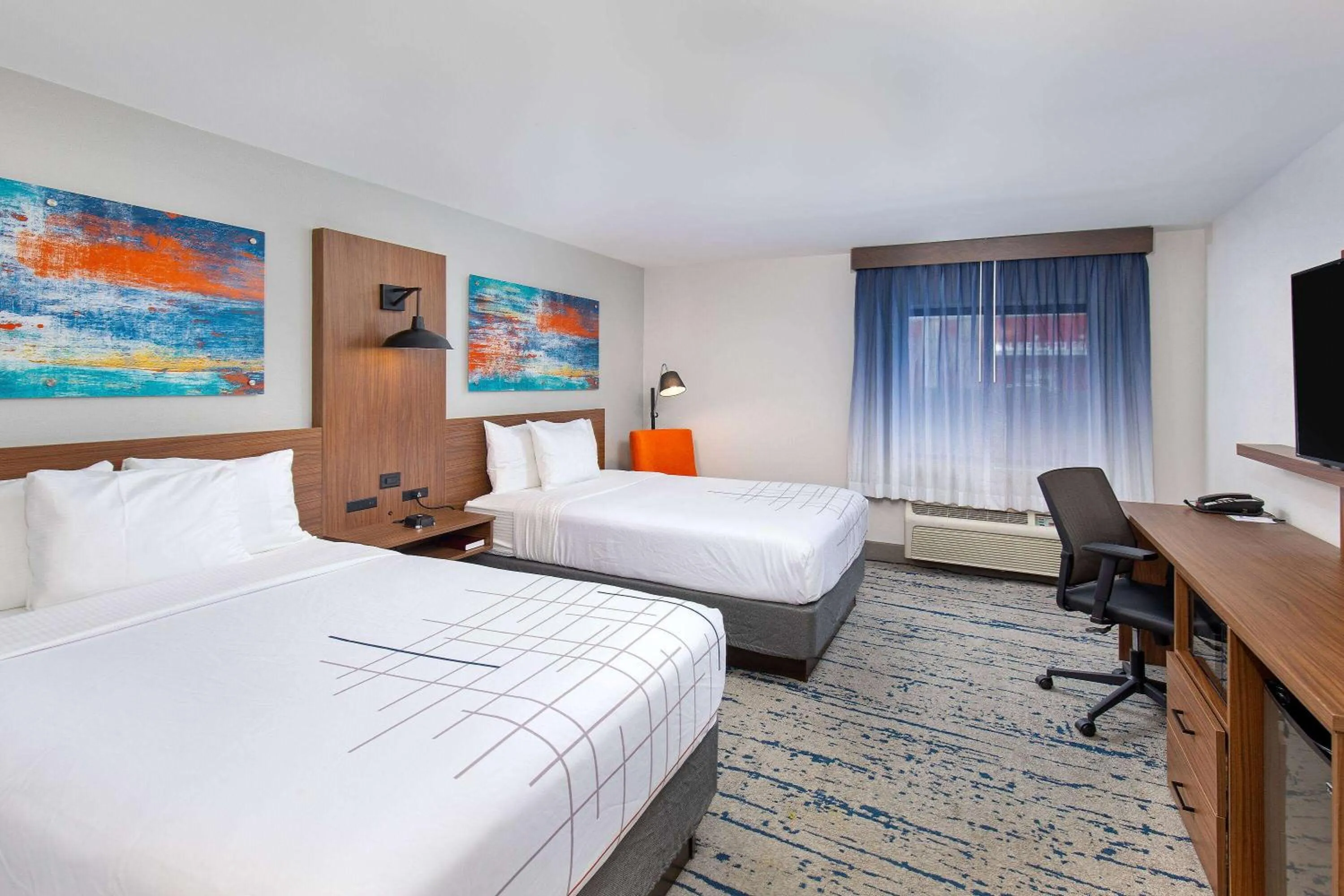Bed in La Quinta by Wyndham Nashville Airport