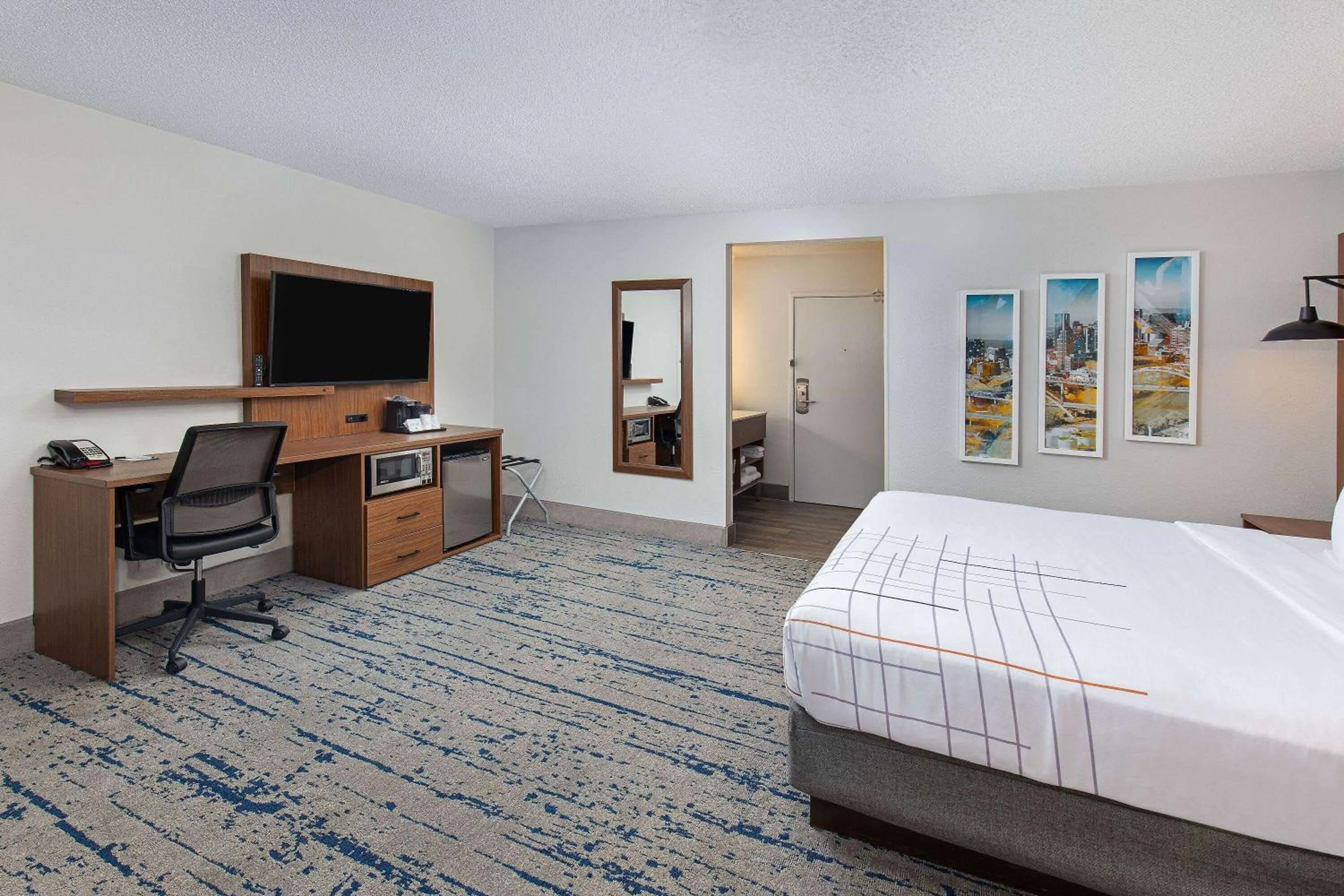 Bed in La Quinta by Wyndham Nashville Airport