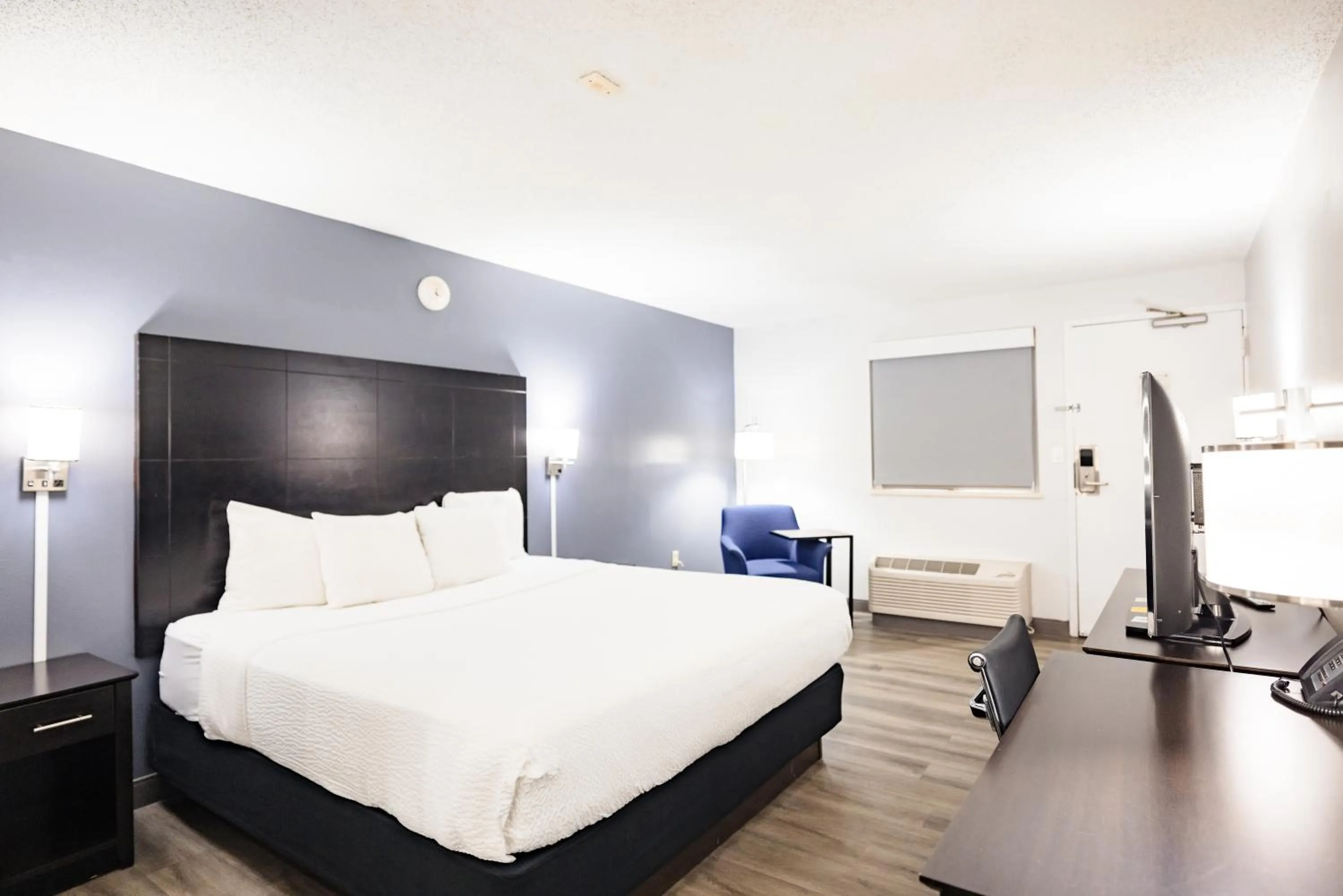 Bed in La Quinta Inn by Wyndham Tampa Near Busch Gardens