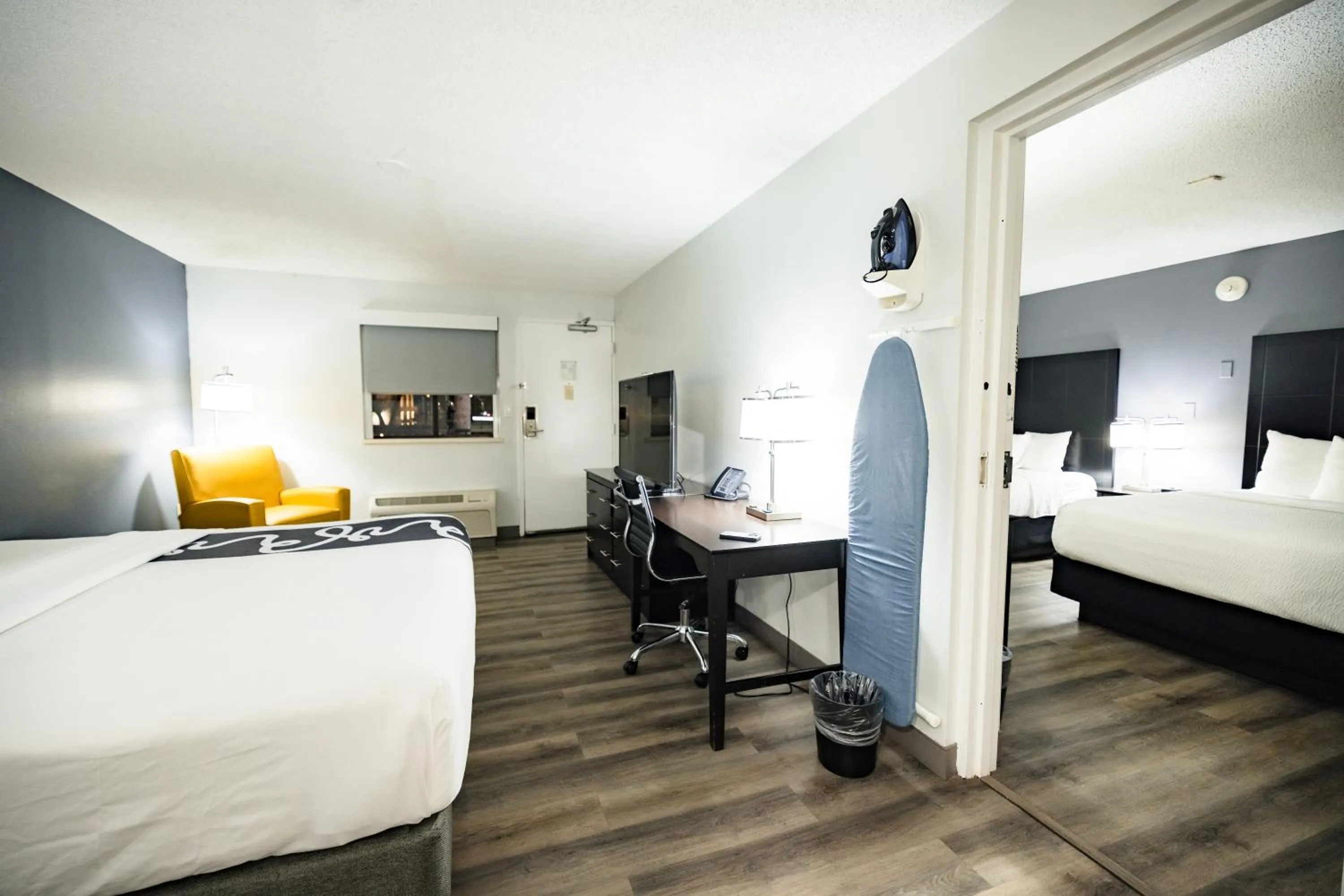 Photo of the whole room, Bed in La Quinta Inn by Wyndham Tampa Near Busch Gardens