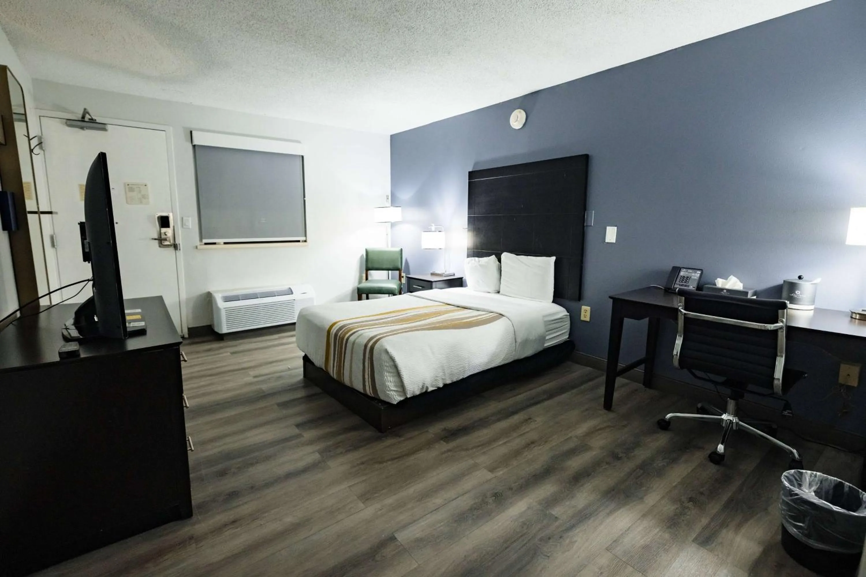 Photo of the whole room, Bed in La Quinta Inn by Wyndham Tampa Near Busch Gardens