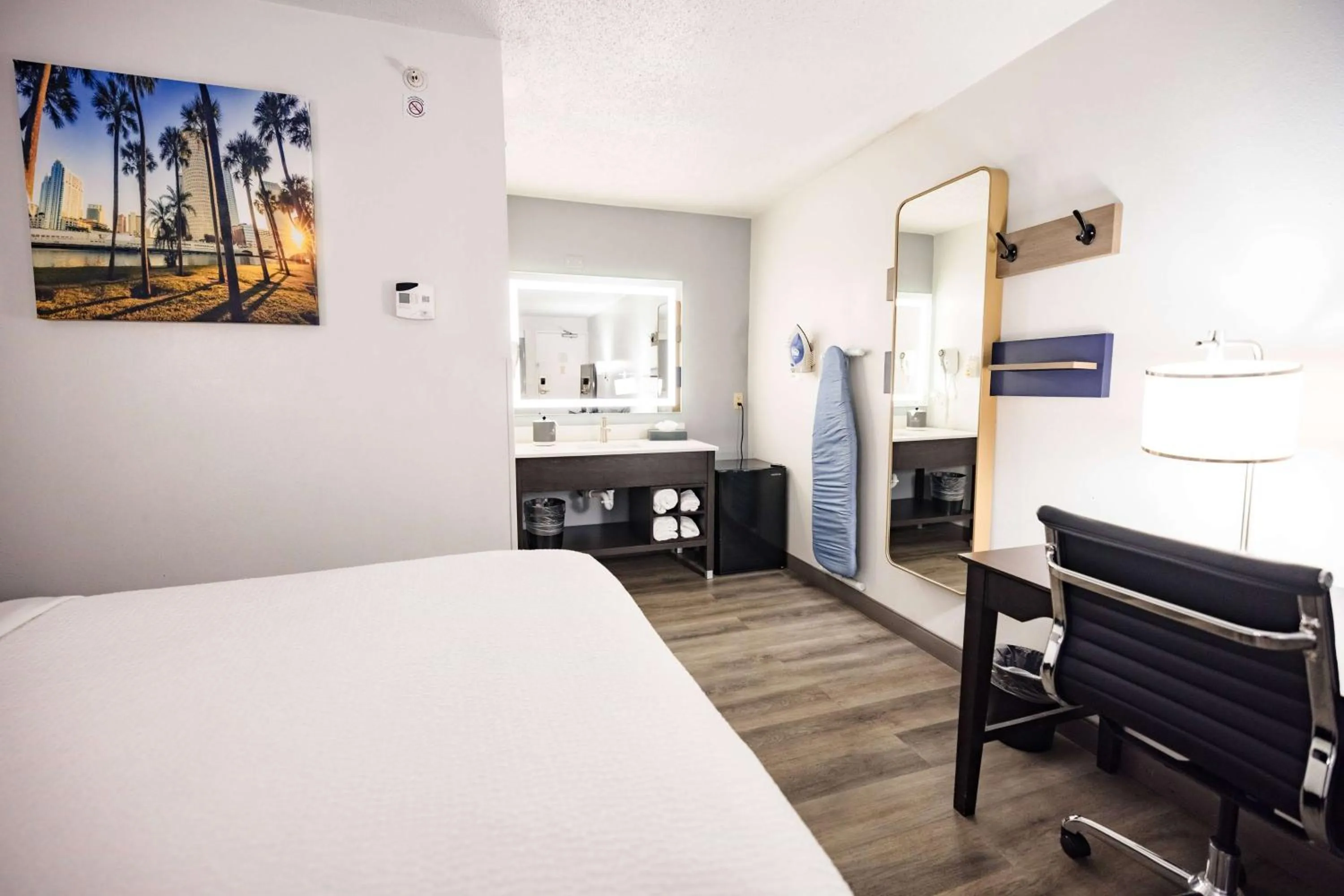 Photo of the whole room, Bed in La Quinta Inn by Wyndham Tampa Near Busch Gardens