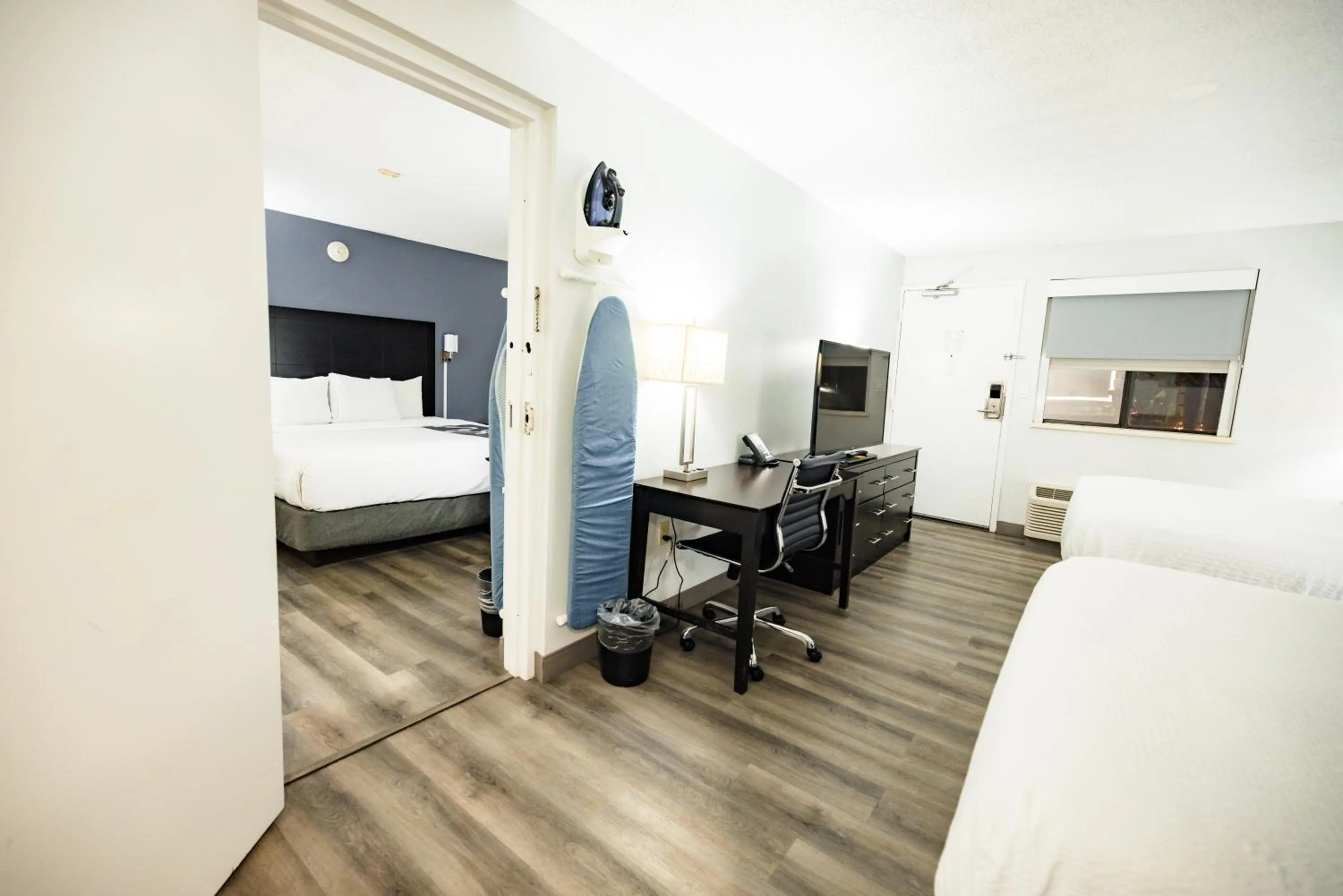 TV and multimedia, Bed in La Quinta Inn by Wyndham Tampa Near Busch Gardens