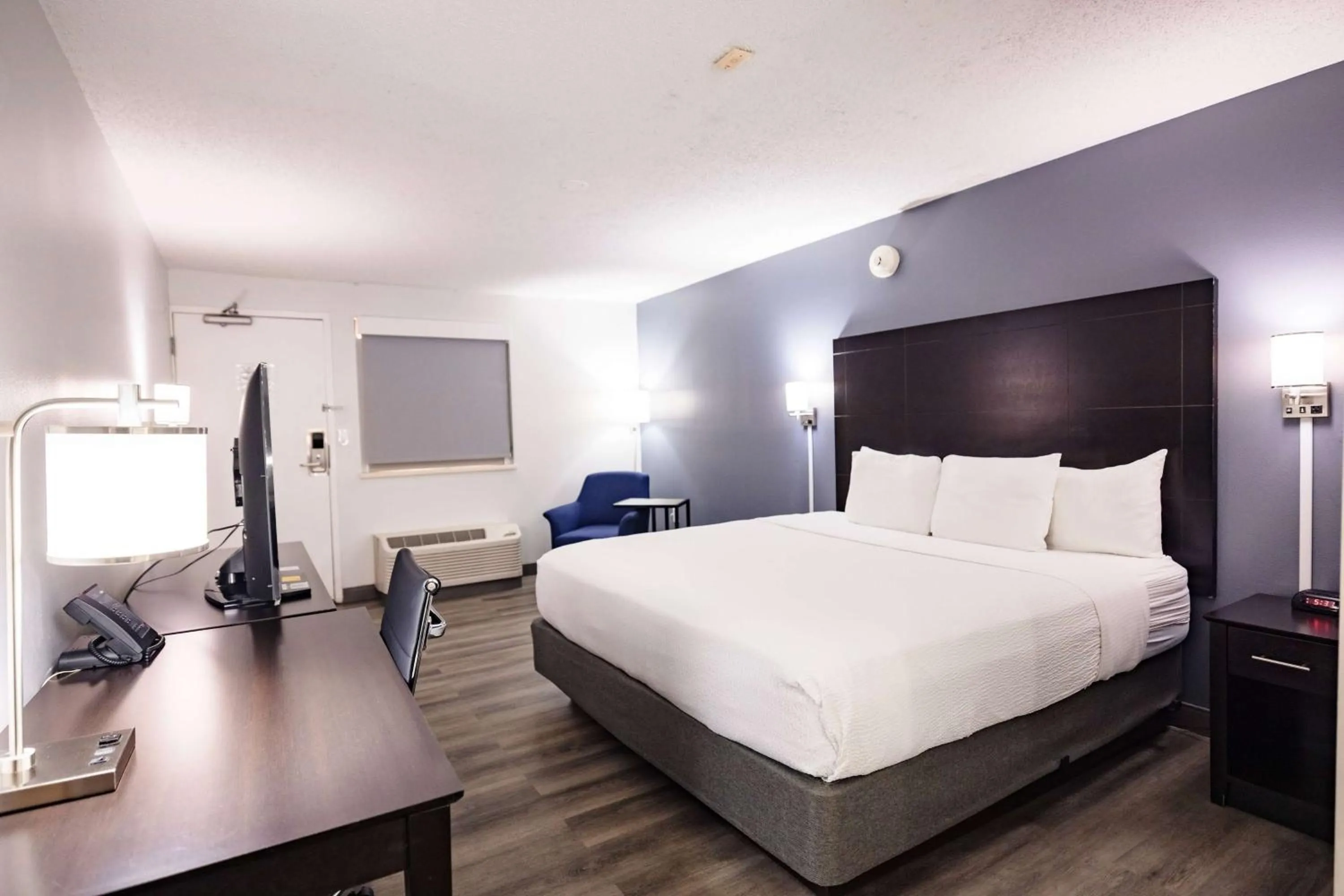 Photo of the whole room, Bed in La Quinta Inn by Wyndham Tampa Near Busch Gardens