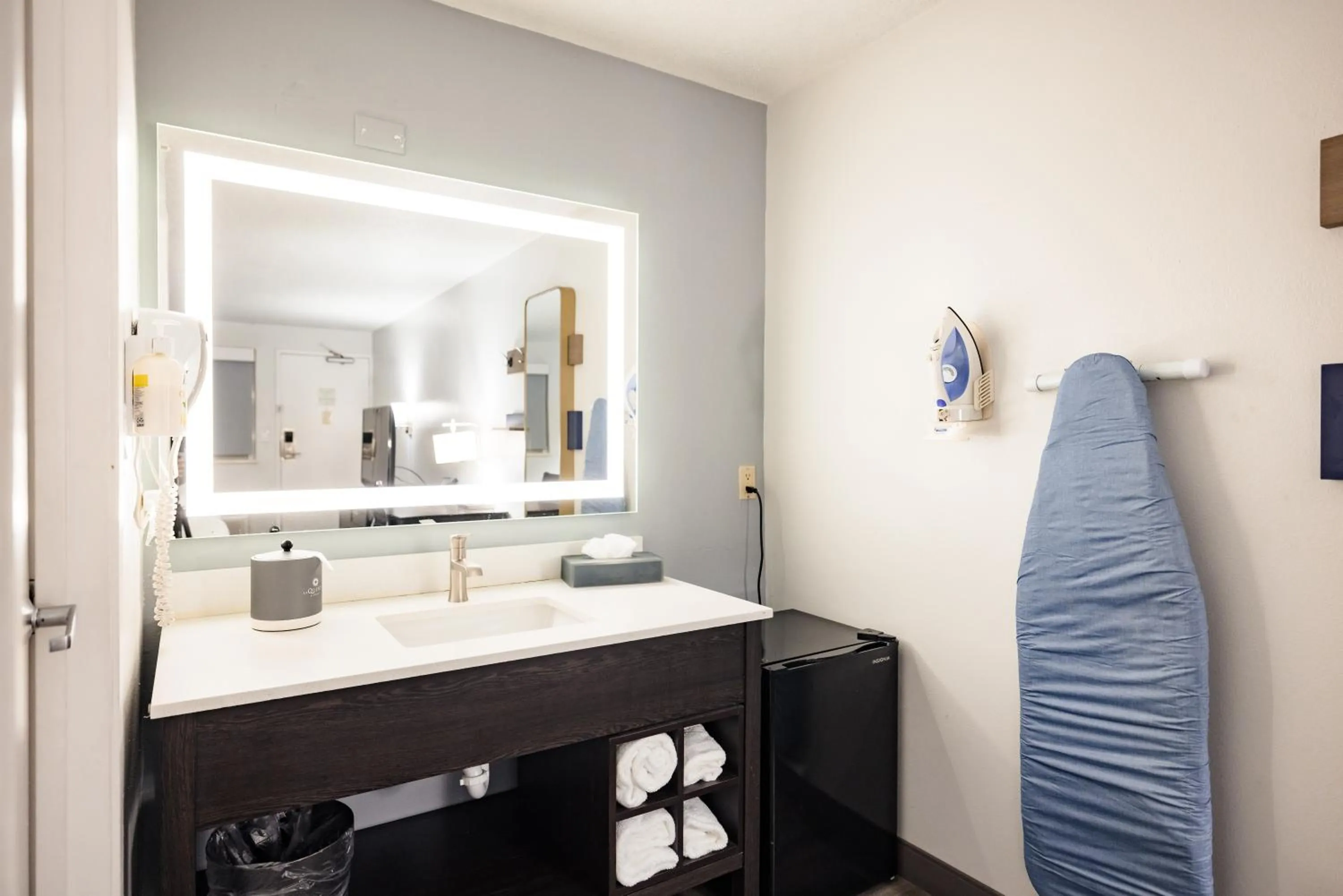 Bathroom in La Quinta Inn by Wyndham Tampa Near Busch Gardens