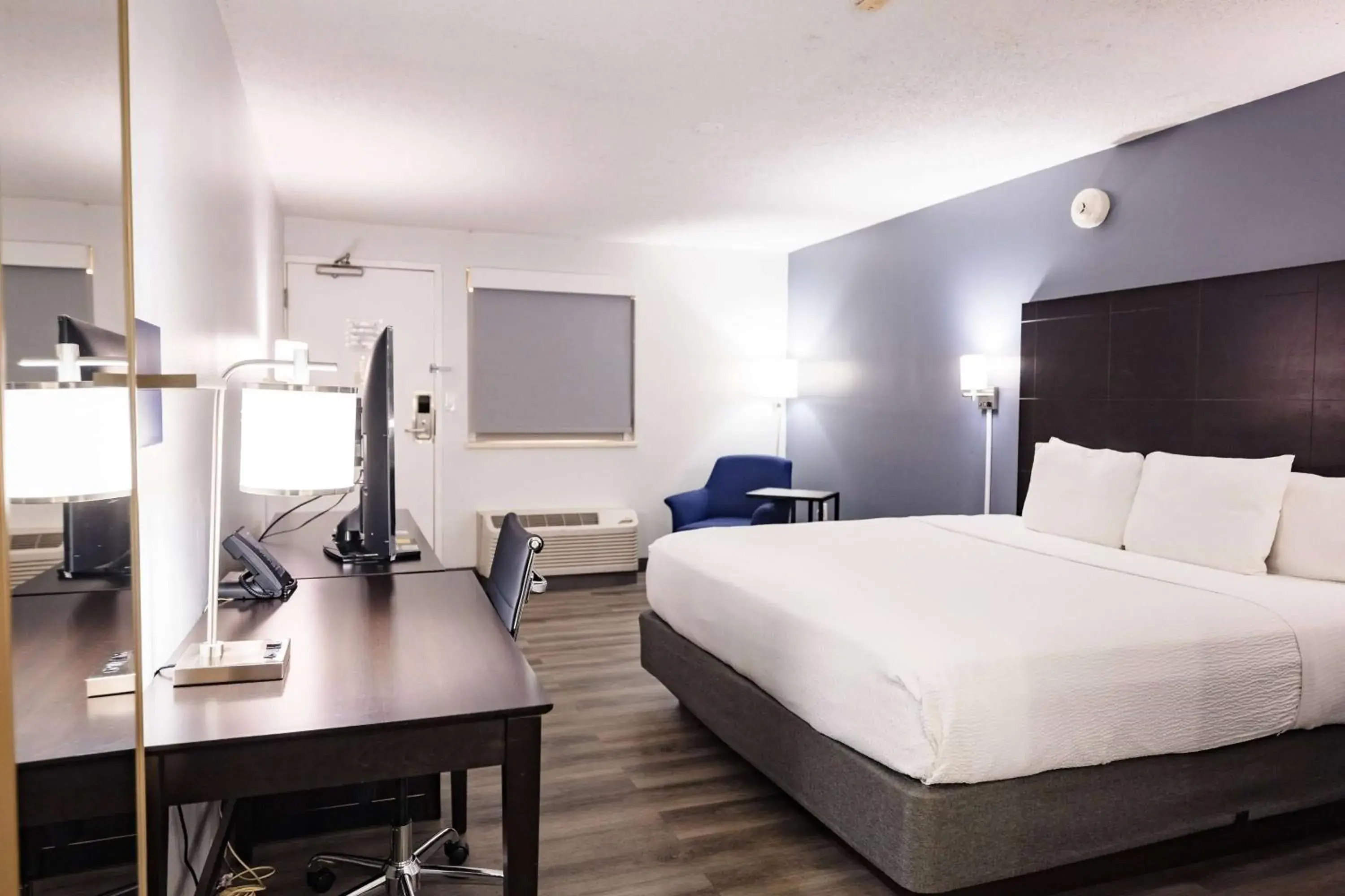 King Room - Non-Smoking in La Quinta Inn by Wyndham Tampa Near Busch Gardens King Room - Non-Smoking in La Quinta Inn by Wyndham Tampa Near Busch Gardens