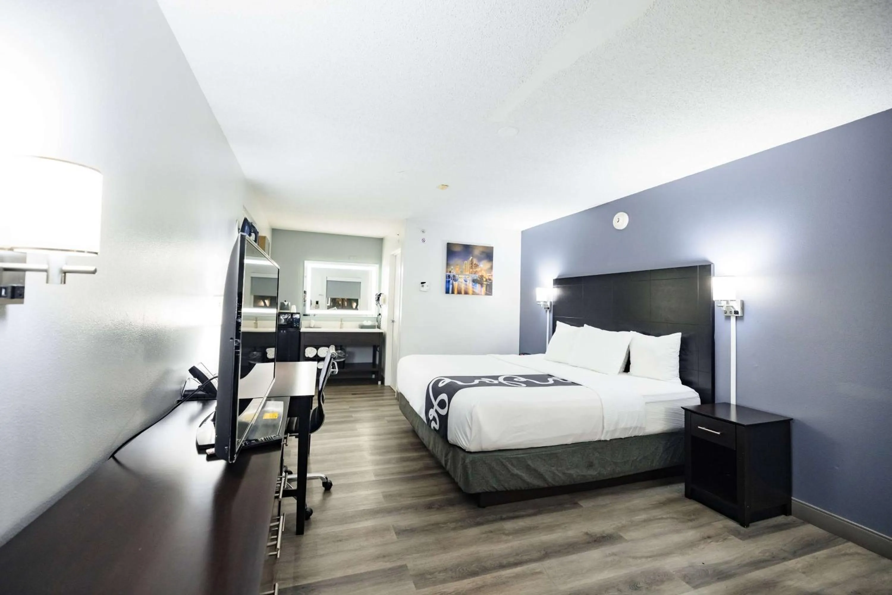 Photo of the whole room, Bed in La Quinta Inn by Wyndham Tampa Near Busch Gardens