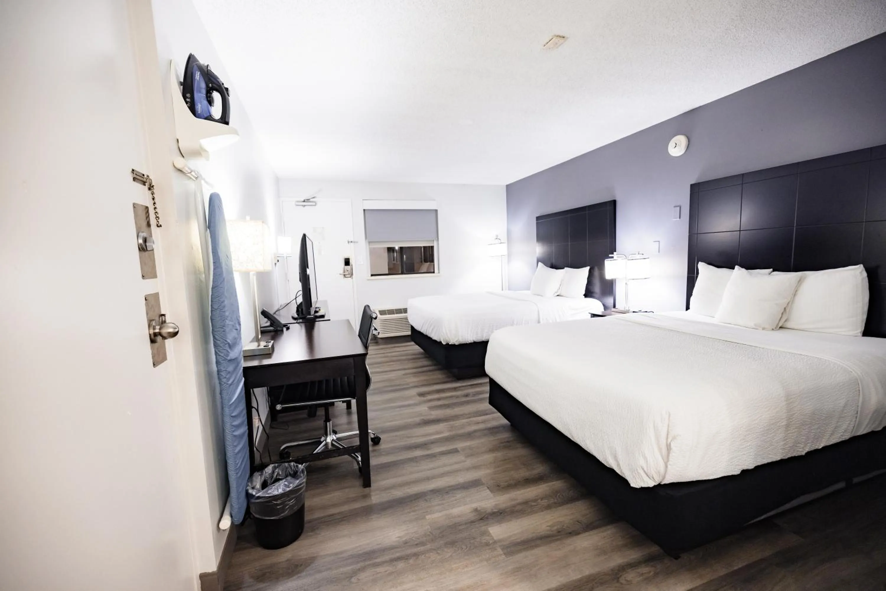 Bedroom, Bed in La Quinta Inn by Wyndham Tampa Near Busch Gardens