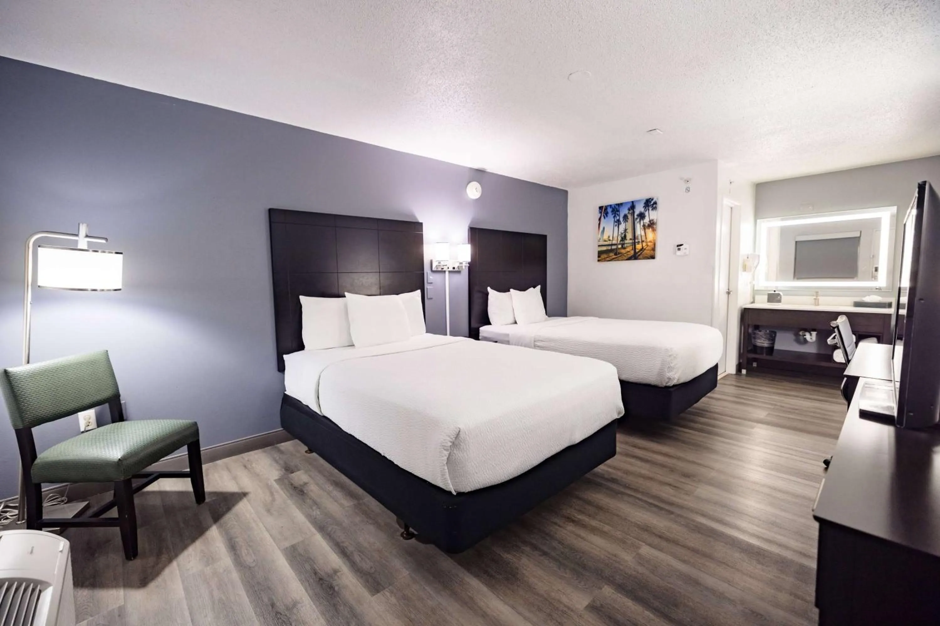 Photo of the whole room, Bed in La Quinta Inn by Wyndham Tampa Near Busch Gardens