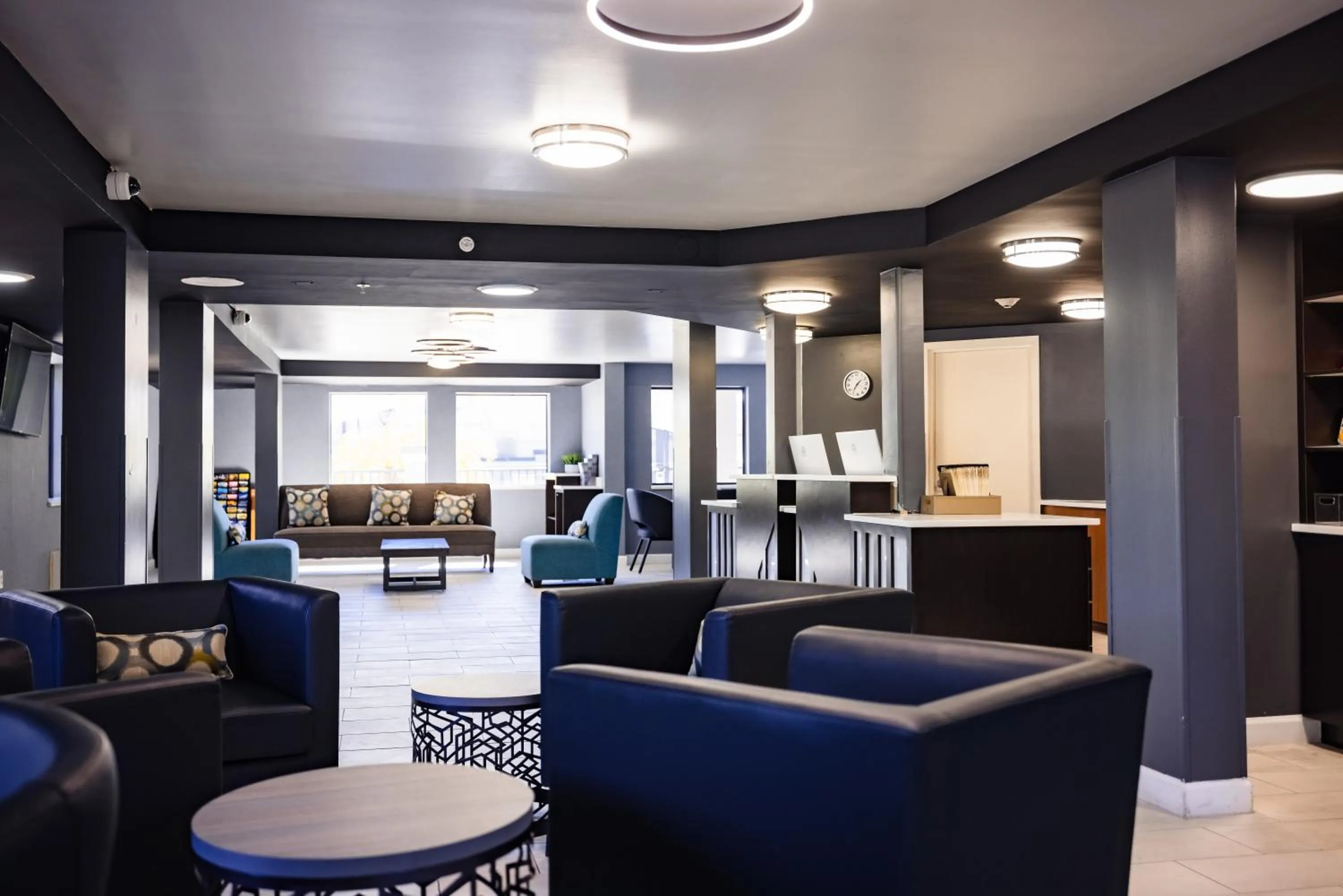 Seating area in La Quinta Inn by Wyndham Tampa Near Busch Gardens