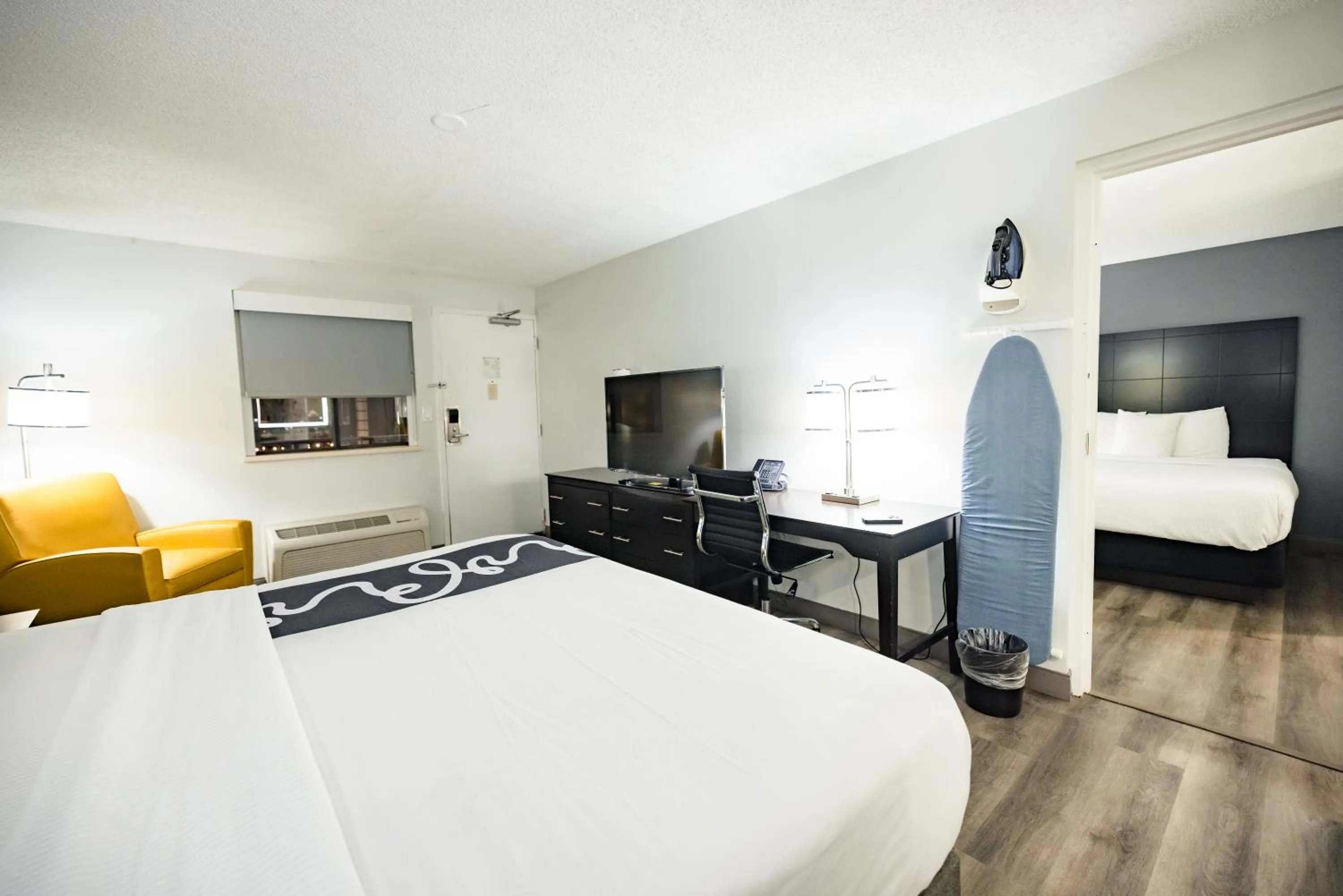 TV and multimedia, Bed in La Quinta Inn by Wyndham Tampa Near Busch Gardens