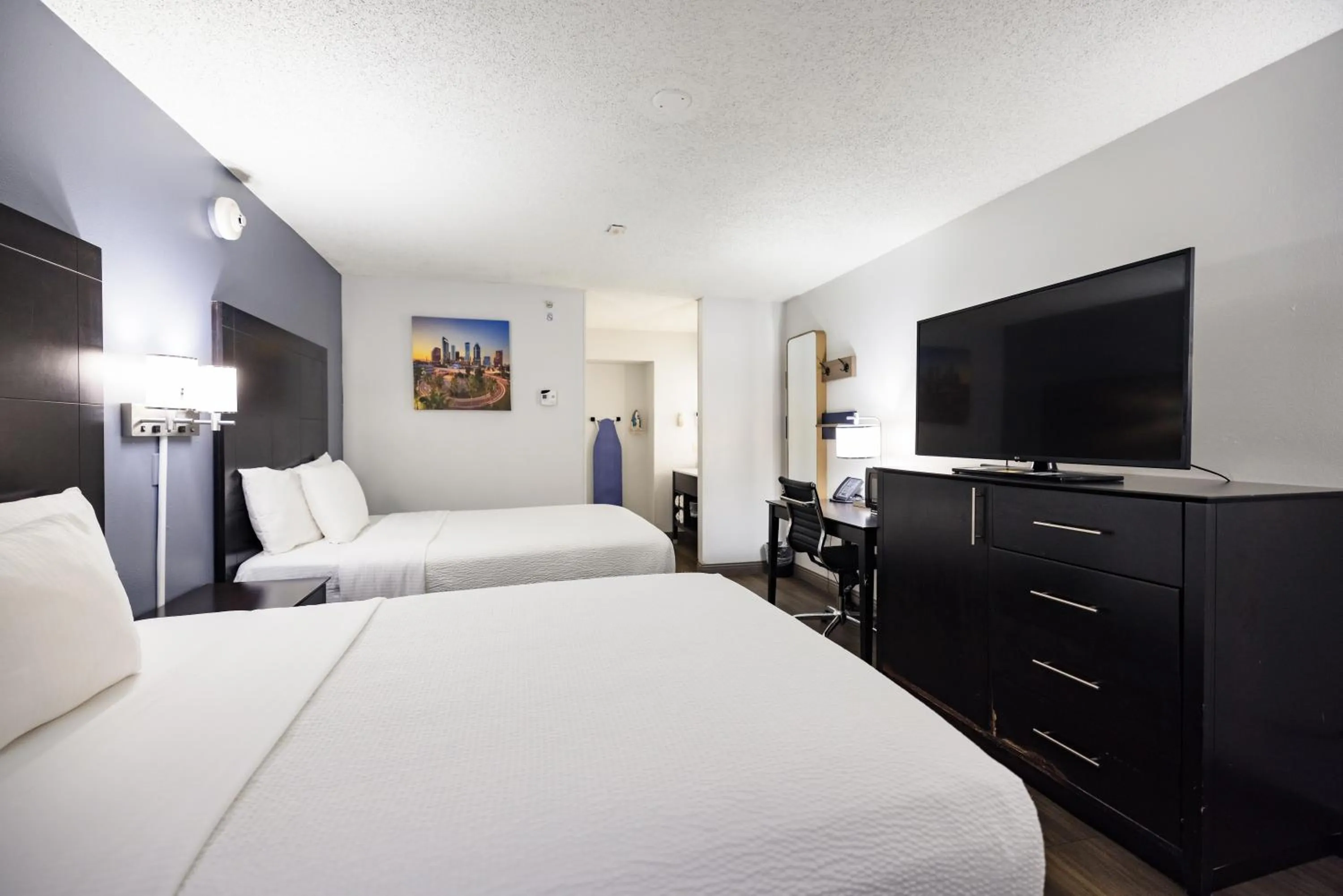 Photo of the whole room, Bed in La Quinta Inn by Wyndham Tampa Near Busch Gardens