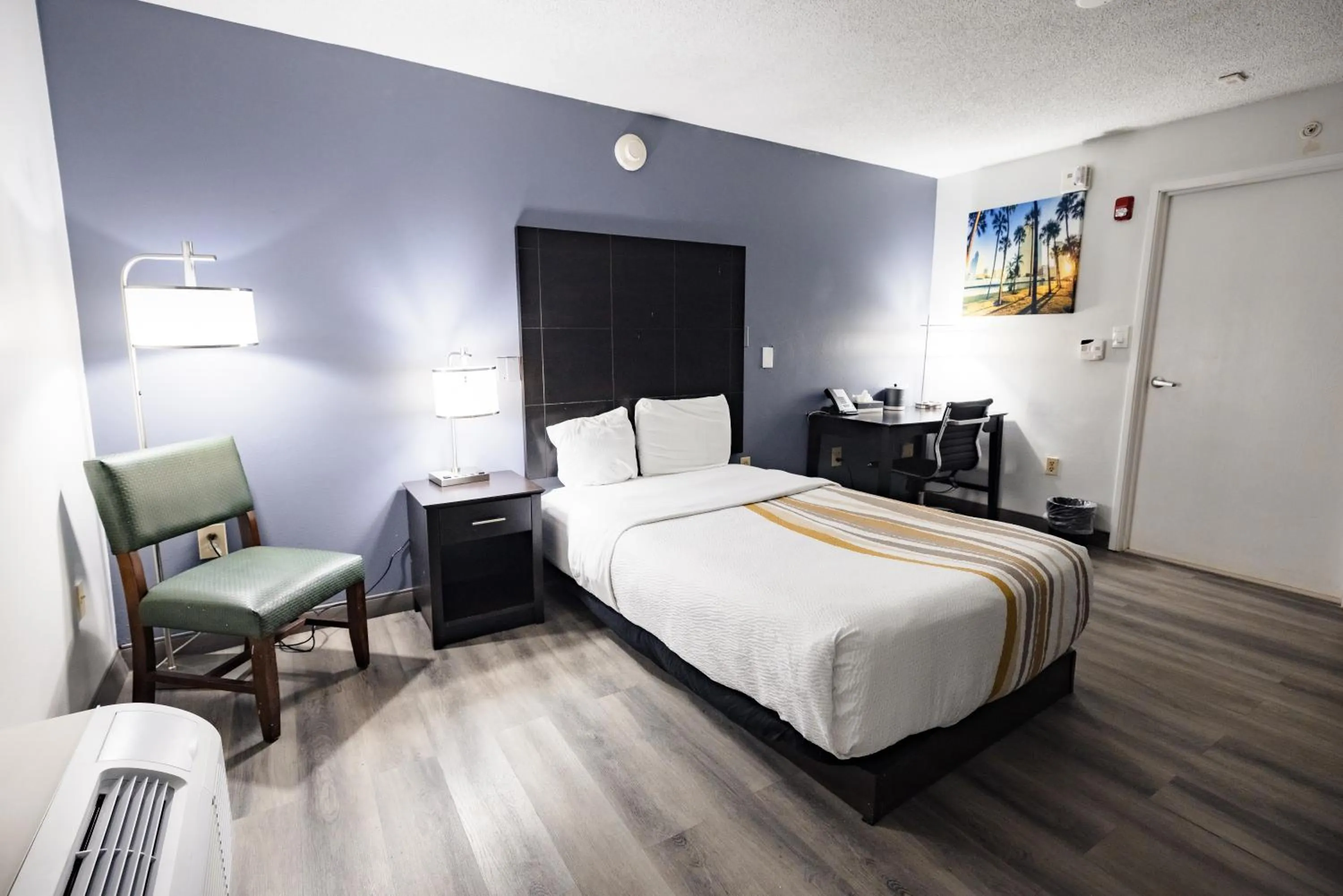 Bedroom, Bed in La Quinta Inn by Wyndham Tampa Near Busch Gardens