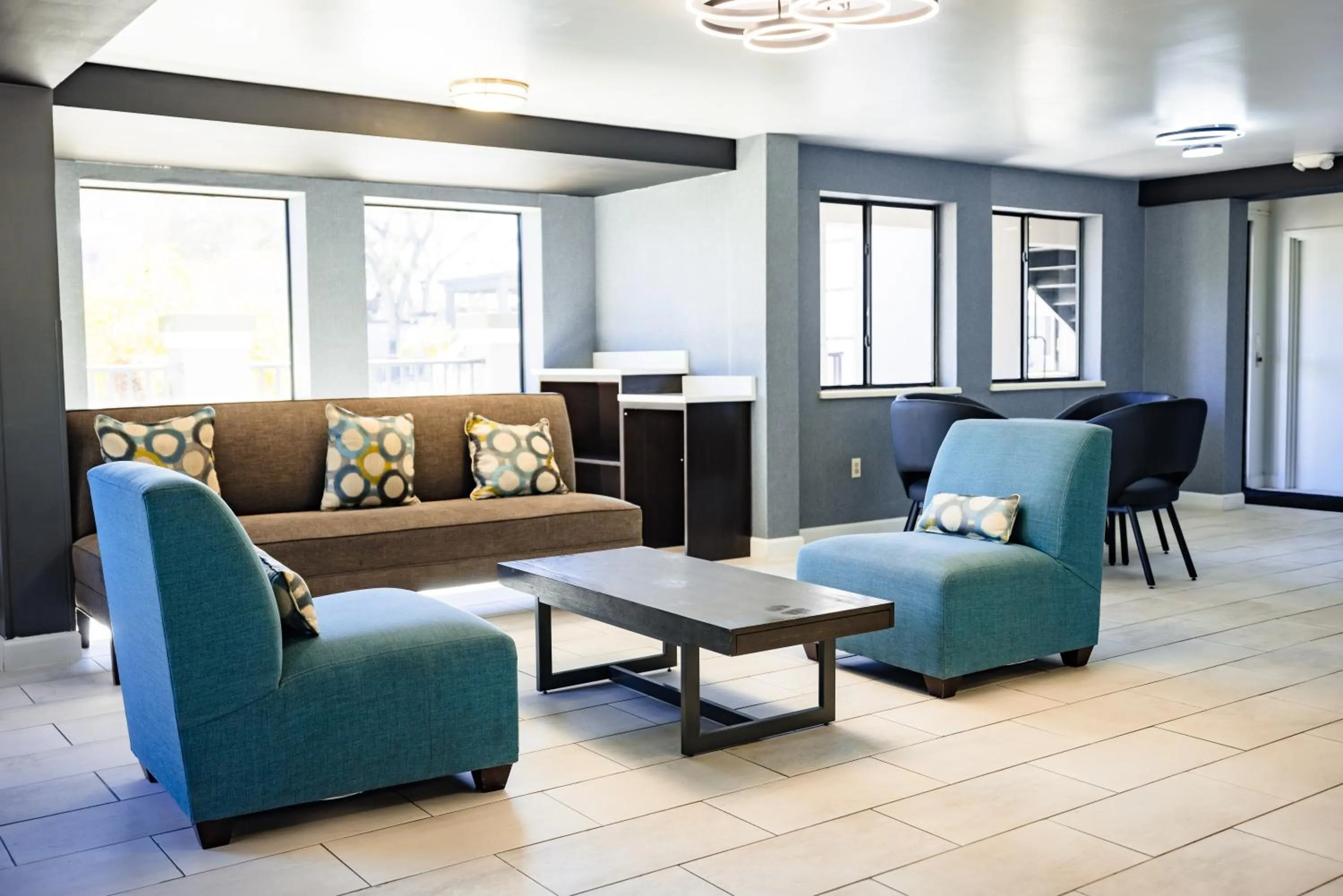 Seating area in La Quinta Inn by Wyndham Tampa Near Busch Gardens